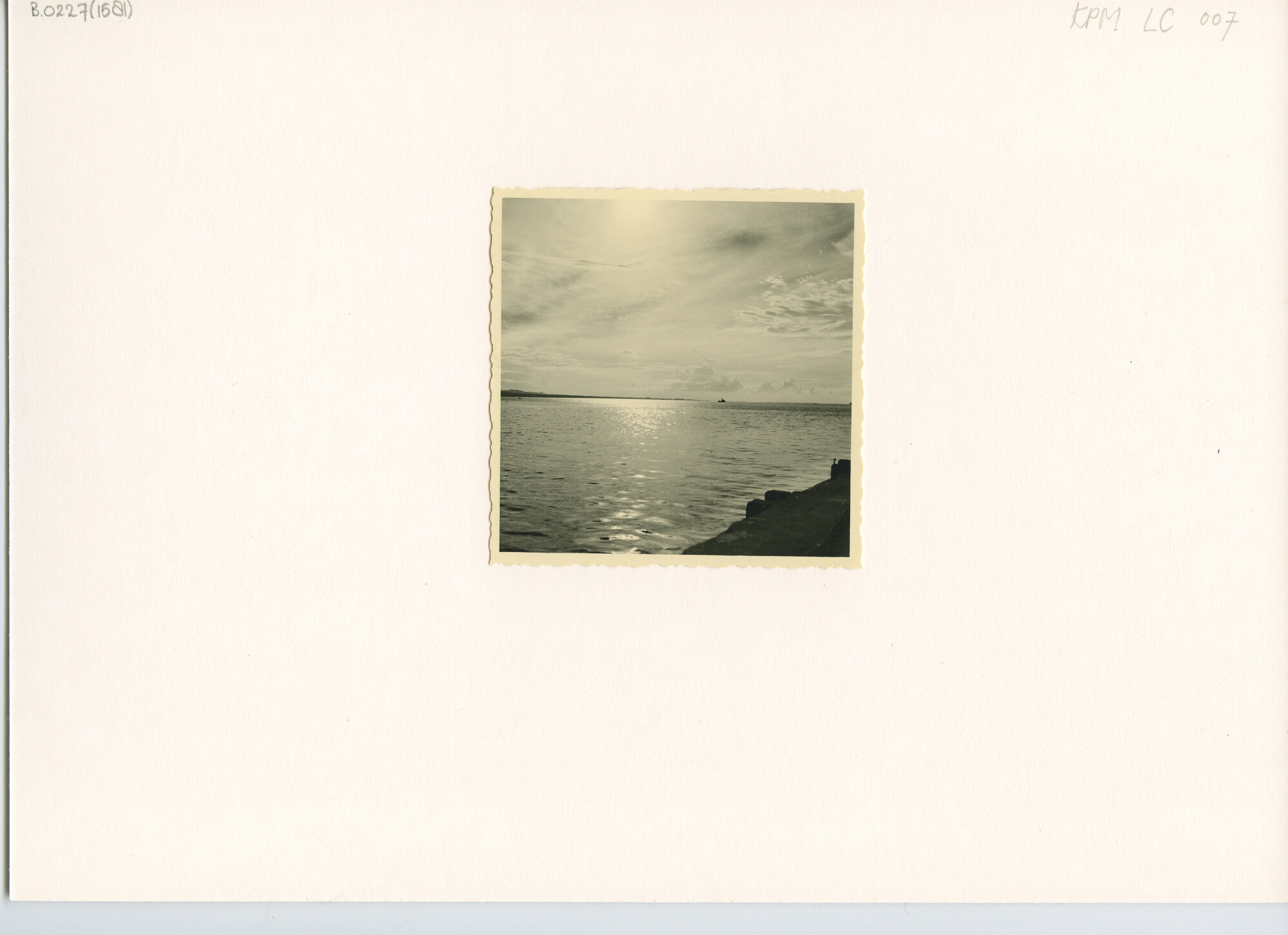 B.0227(1581); Gezicht op het Westervaarwater, gezien vanaf de IJmuidenkade (Tandjoeng [...]; foto