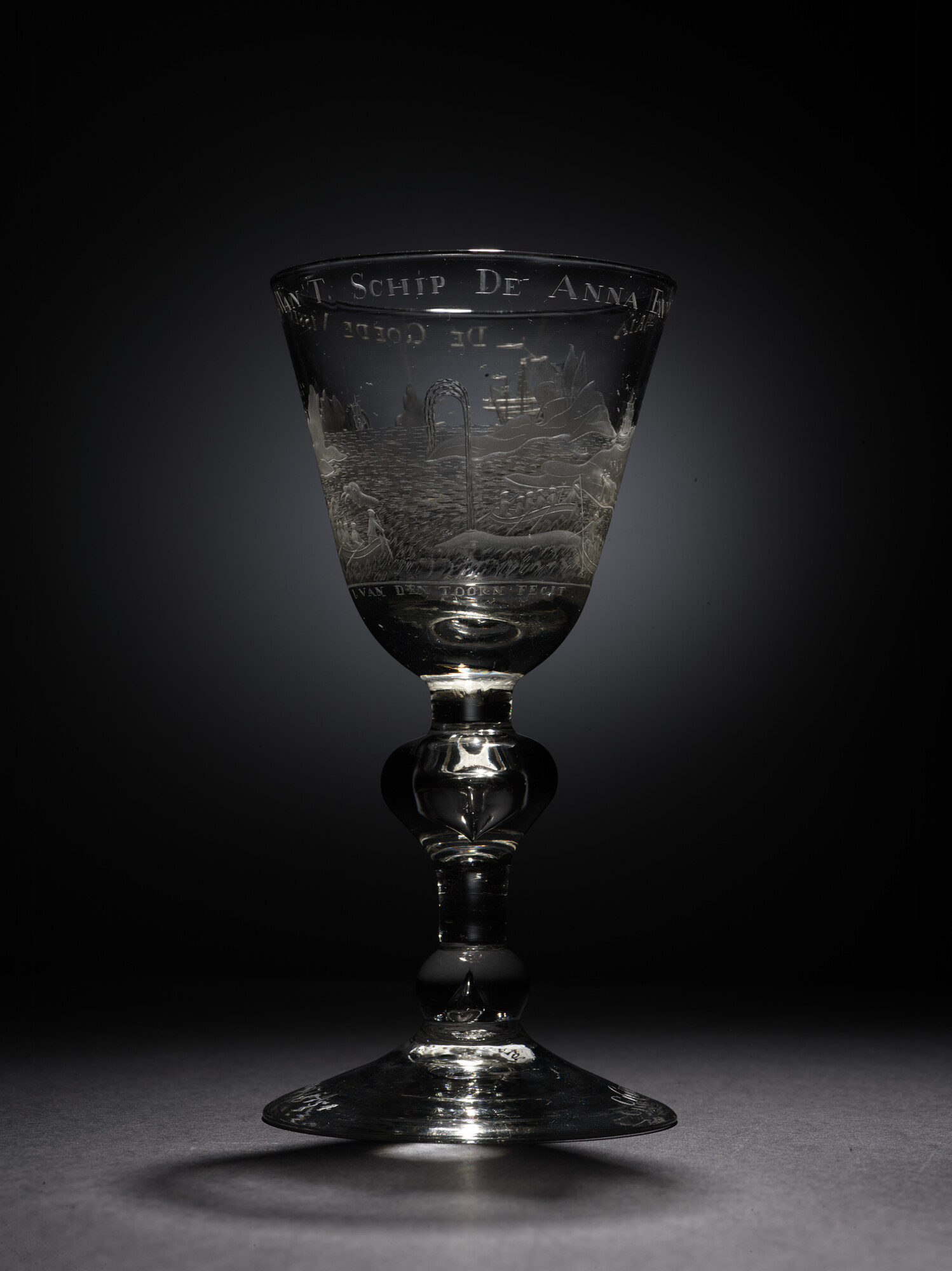 2020.0003; Bokaal met radgravure van een voorstelling van de walvisvaart en opschrift 'De goede visserij van 't schip de Anna en Maria'; drinkglas