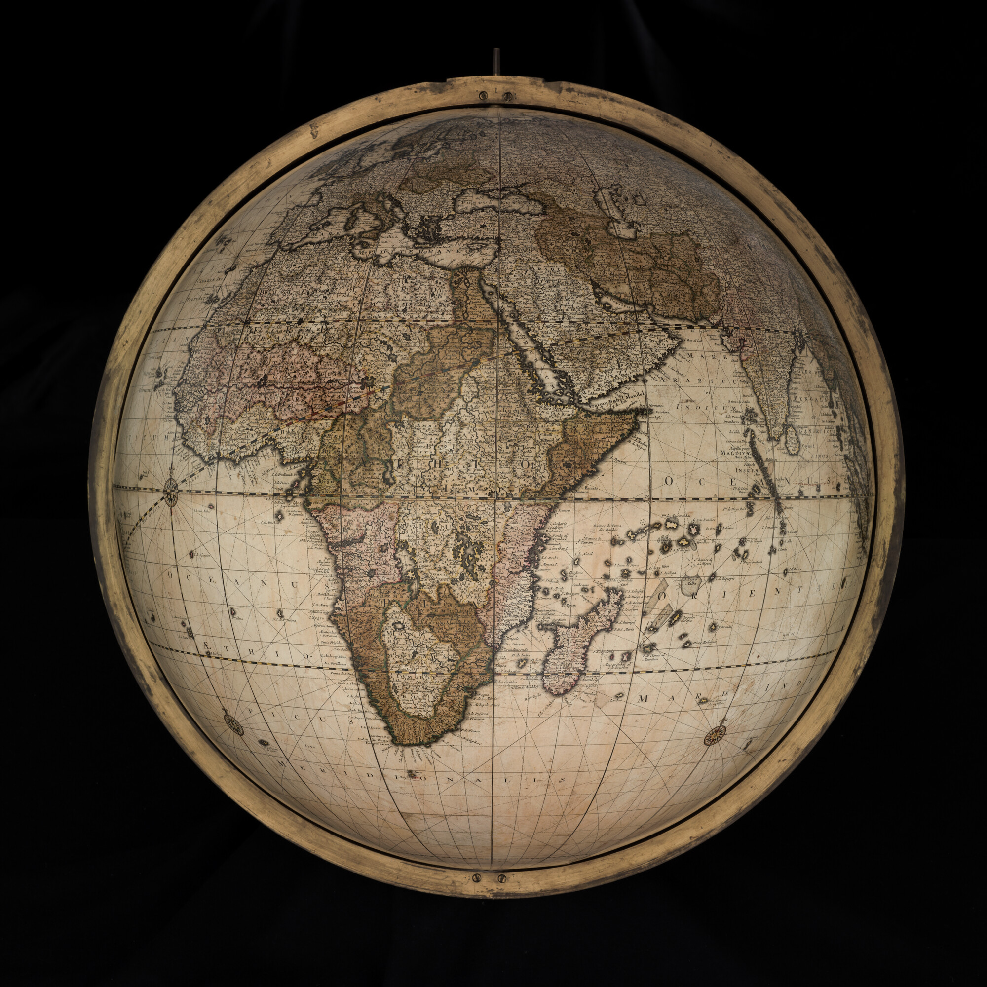 S.1766(01); Aardglobe van 62 cm. in doorsnede door Gerard en Leonard Valk, 1745; globe