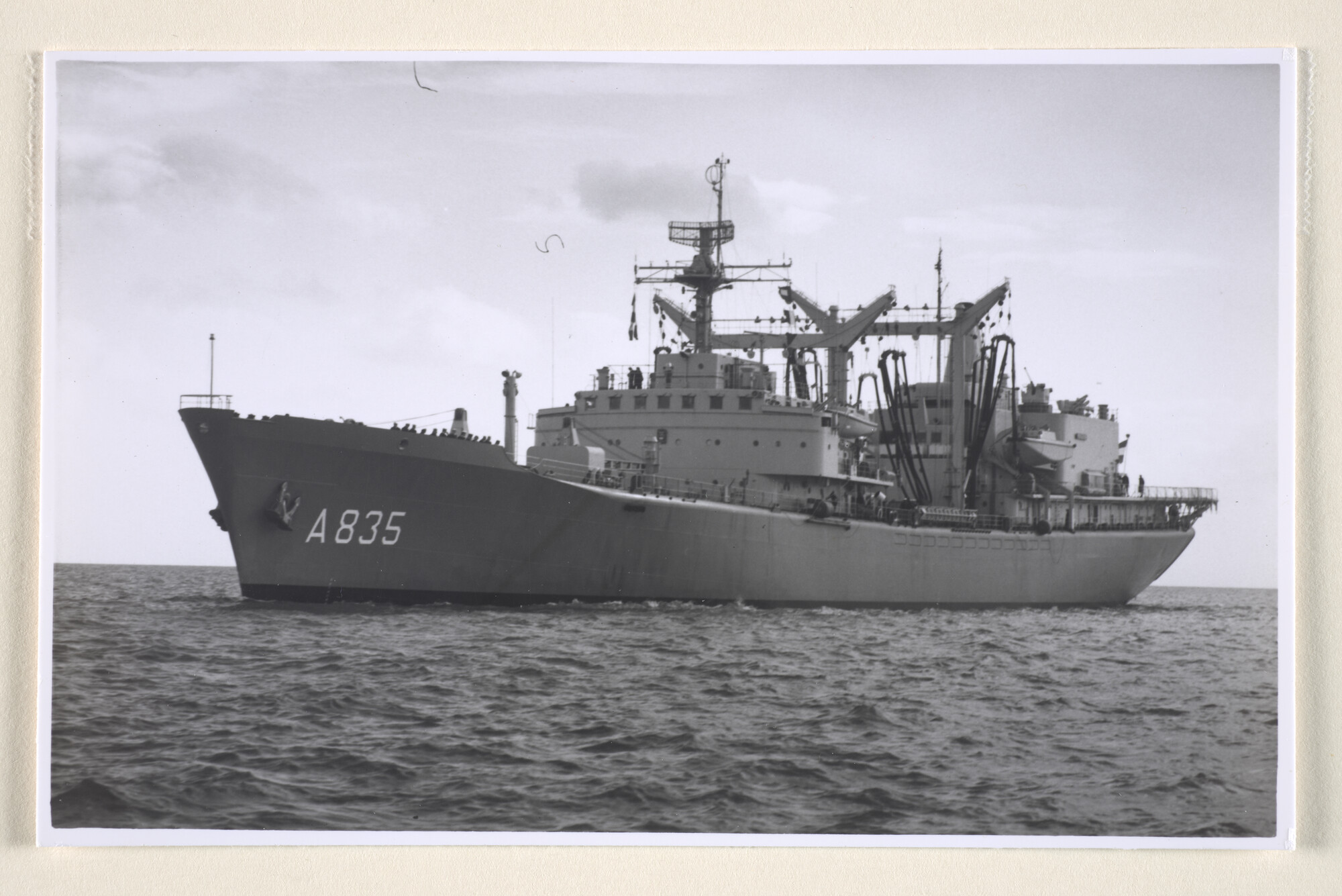 1995.1467; Fotos van het bevoorradingsschip Hr.Ms. Poolster (A 835) [...]; fotoreportage