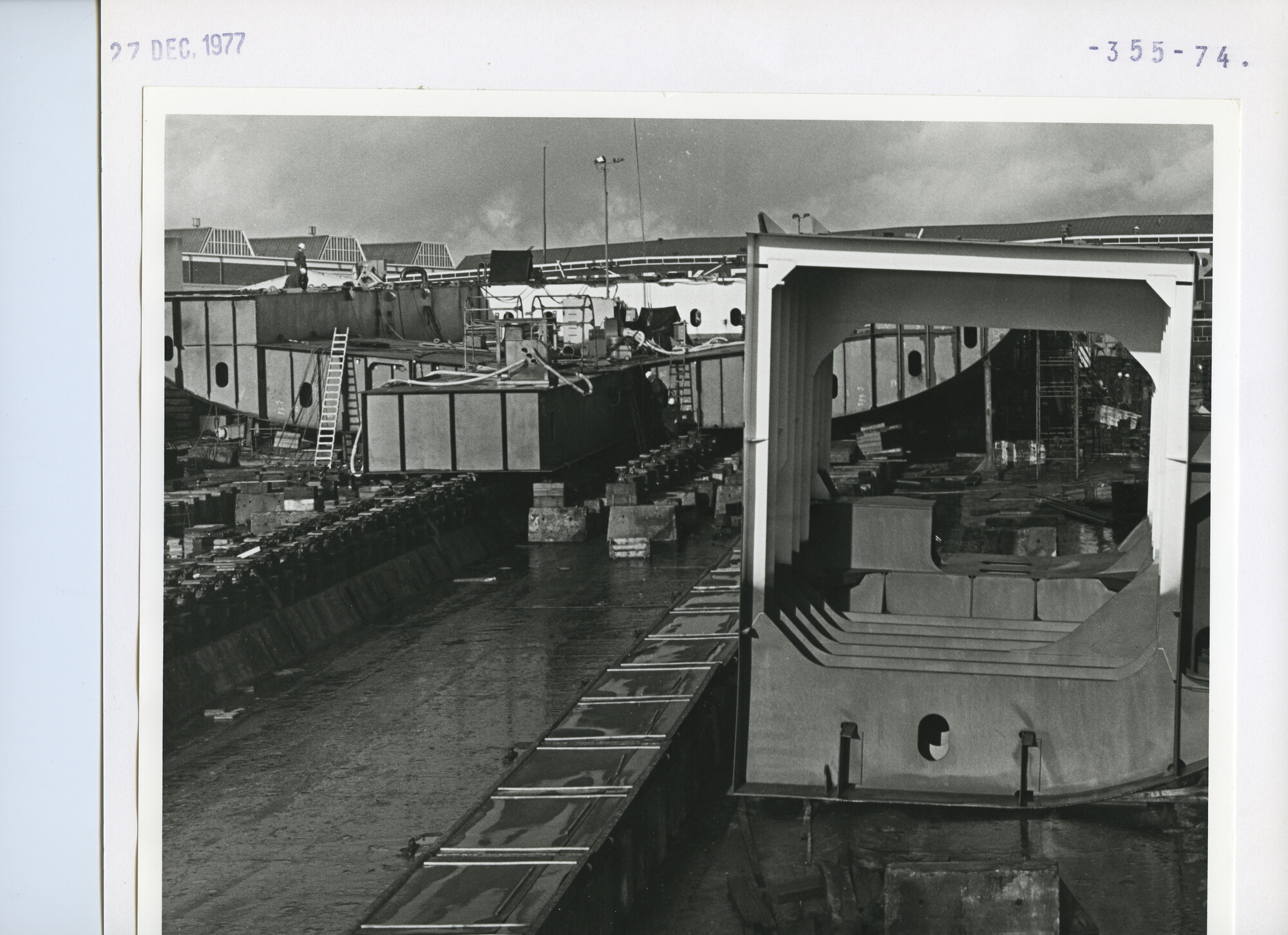 S.5444(6030)9; Foto van het containerschip ms. Incotrans Spirit in aanbouw op helling II/III van de NDSM; foto