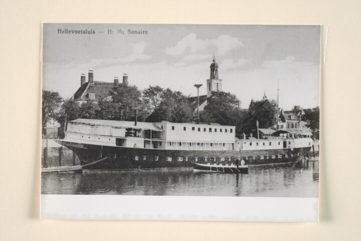 1994.7016; Het logementschip Hr.Ms. 'Bonaire' te Hellevoetsluis; foto