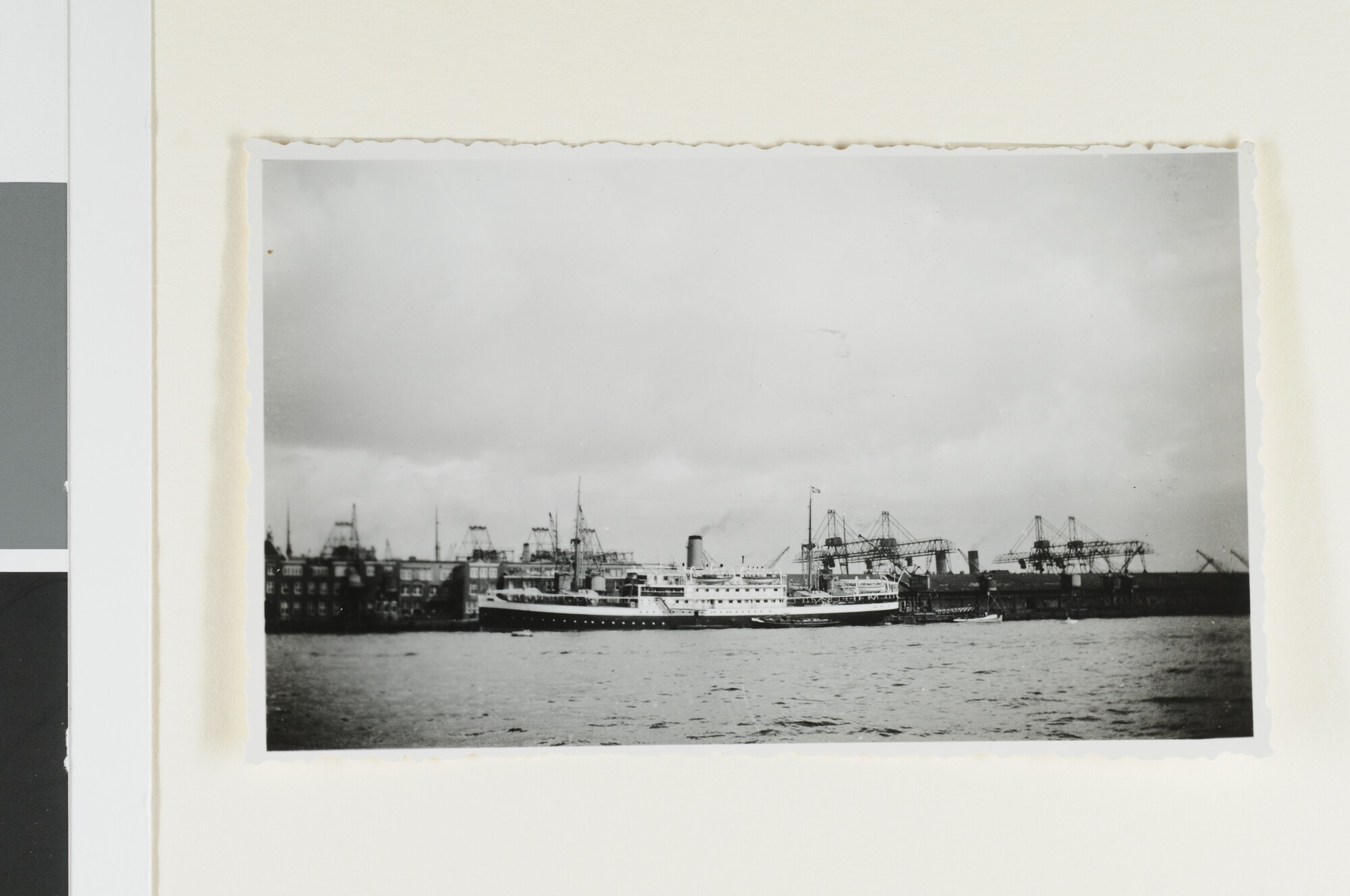 S.4380(04)390; Het vrachtschip ss. 'Kambangan' van de SMN in de haven van Amsterdam; foto