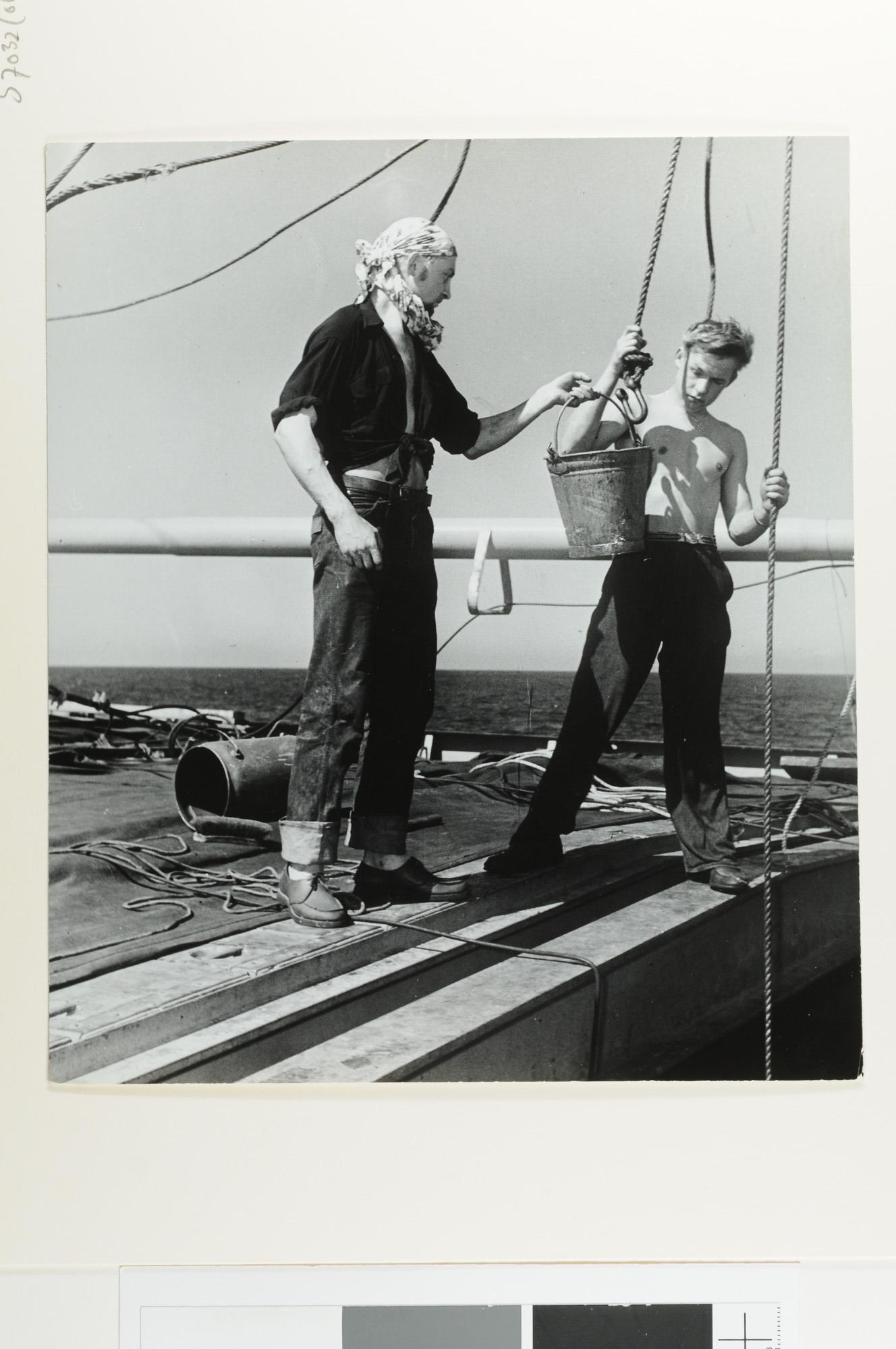 S.7032(060); Geposeerde opnames van het leven aan boord tijdens een reis met het vrachtschip ms. 'Witmarsum' van de NV; fotoreportage