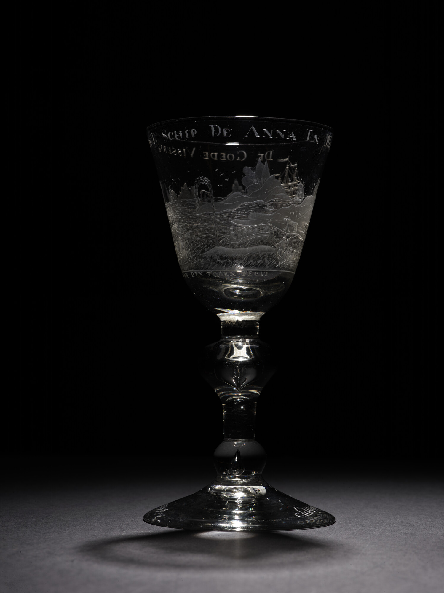 2020.0003; Bokaal met radgravure van een voorstelling van de walvisvaart en opschrift 'De goede visserij van 't schip de Anna en Maria'; drinkglas