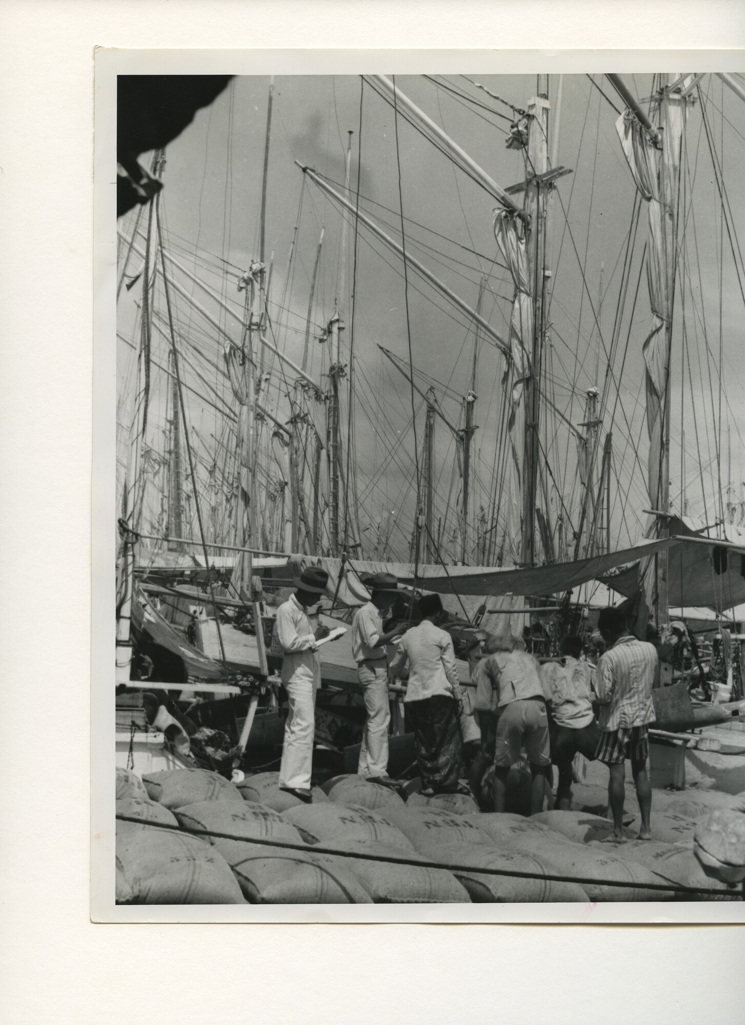 B.0227(1106); De prauwenhaven te Makassar (Celebes); foto