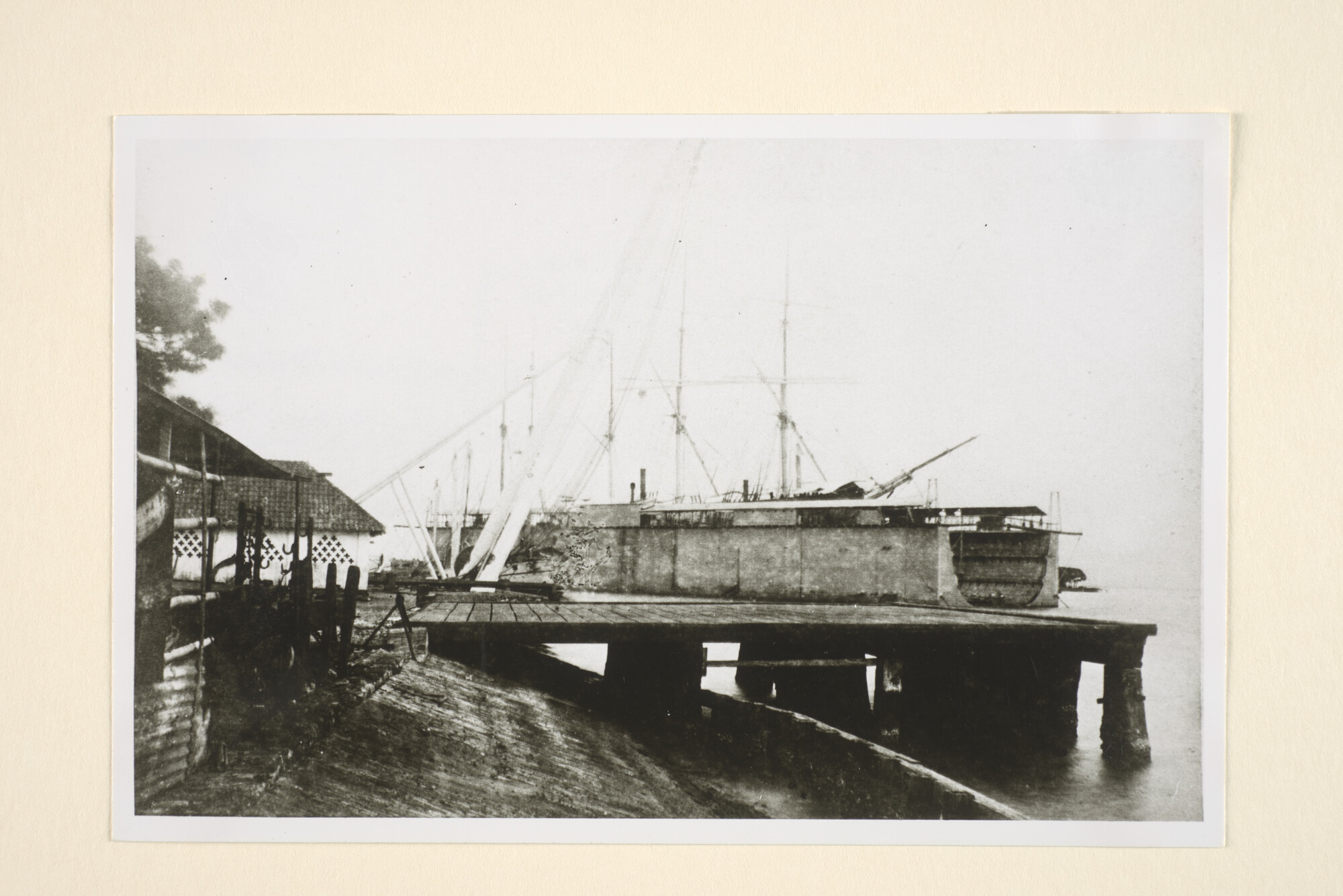 1996.1366; Reproductiefoto: de clipper 'Kosmopoliet III' eigendom van Gebroeders Blussé [gebouwd in 1871 bij C. Gips & Zn; foto