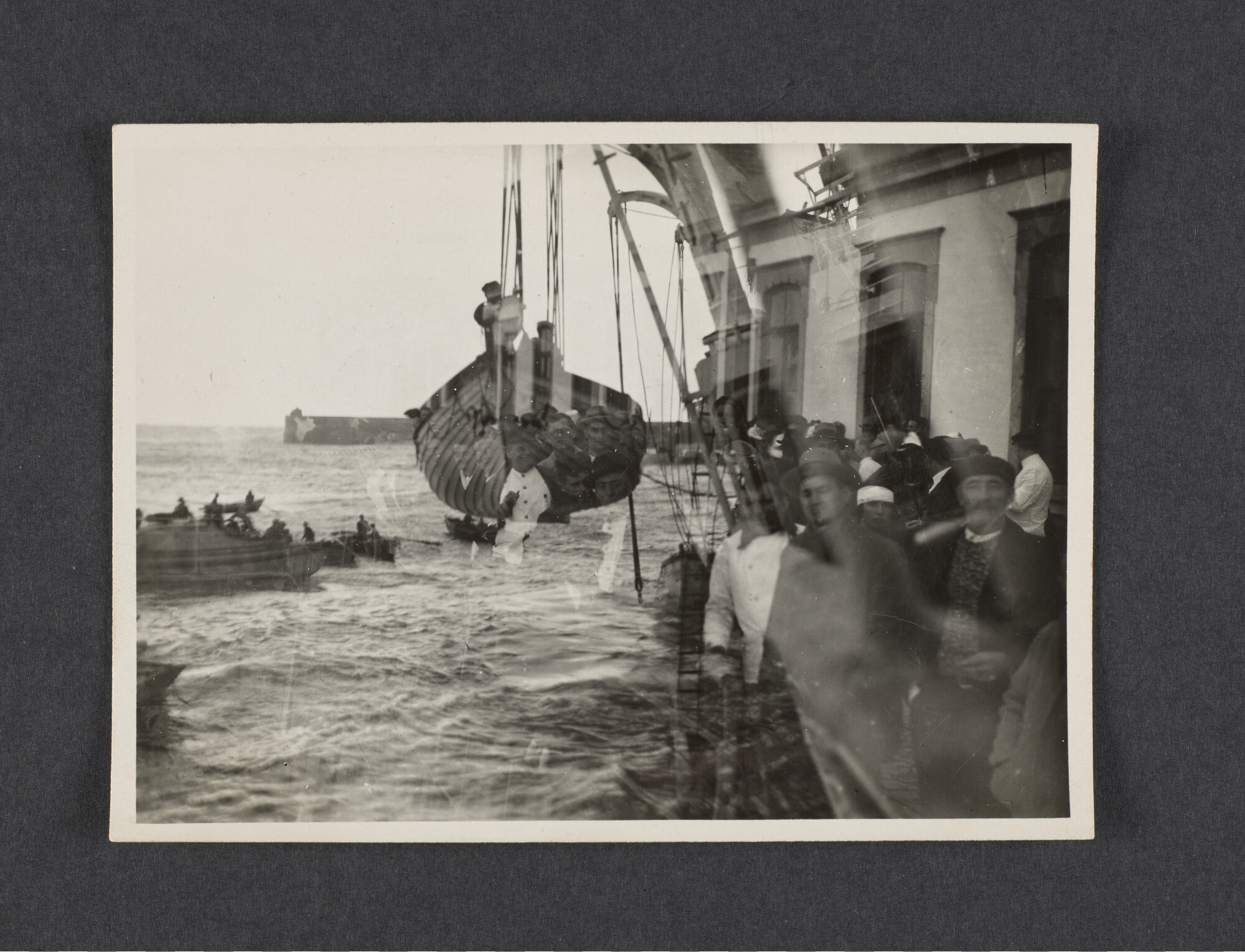 2022.1631; Foto van de tewaterlating van de reddingssloepen van de Orania na de aanvaring in de haven van Leixões; foto