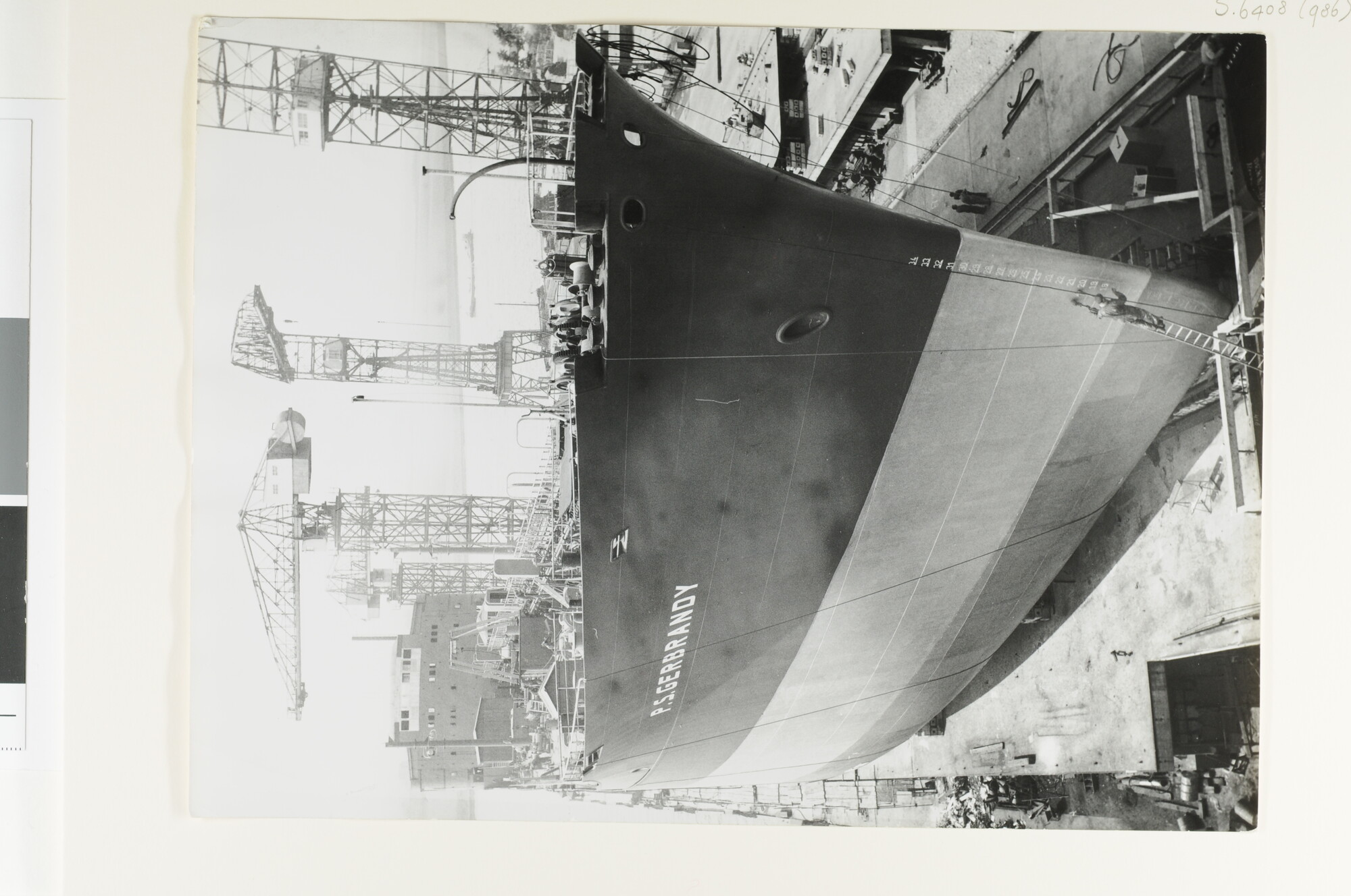 S.6408(0986); De tanker ms. 'P.S. Gerbrandy' van de Nederlandse Vracht- & Tankvaart Maatschappij in aanbouw bij Verolme te Alblasserdam [...]; foto