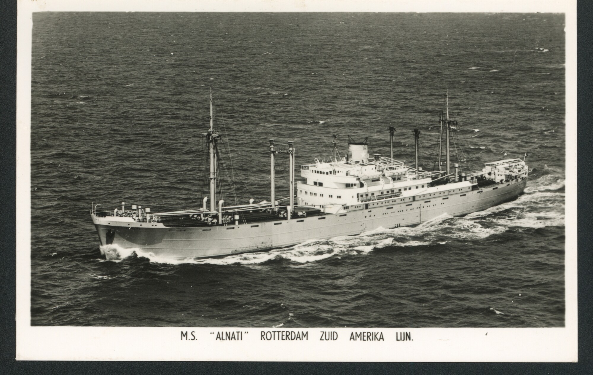 A.4509(085); Luchtfoto van het vrachtschip ms. 'Alnati' van de Rotterdam Zuid-Amerika Lijn; prentbriefkaart