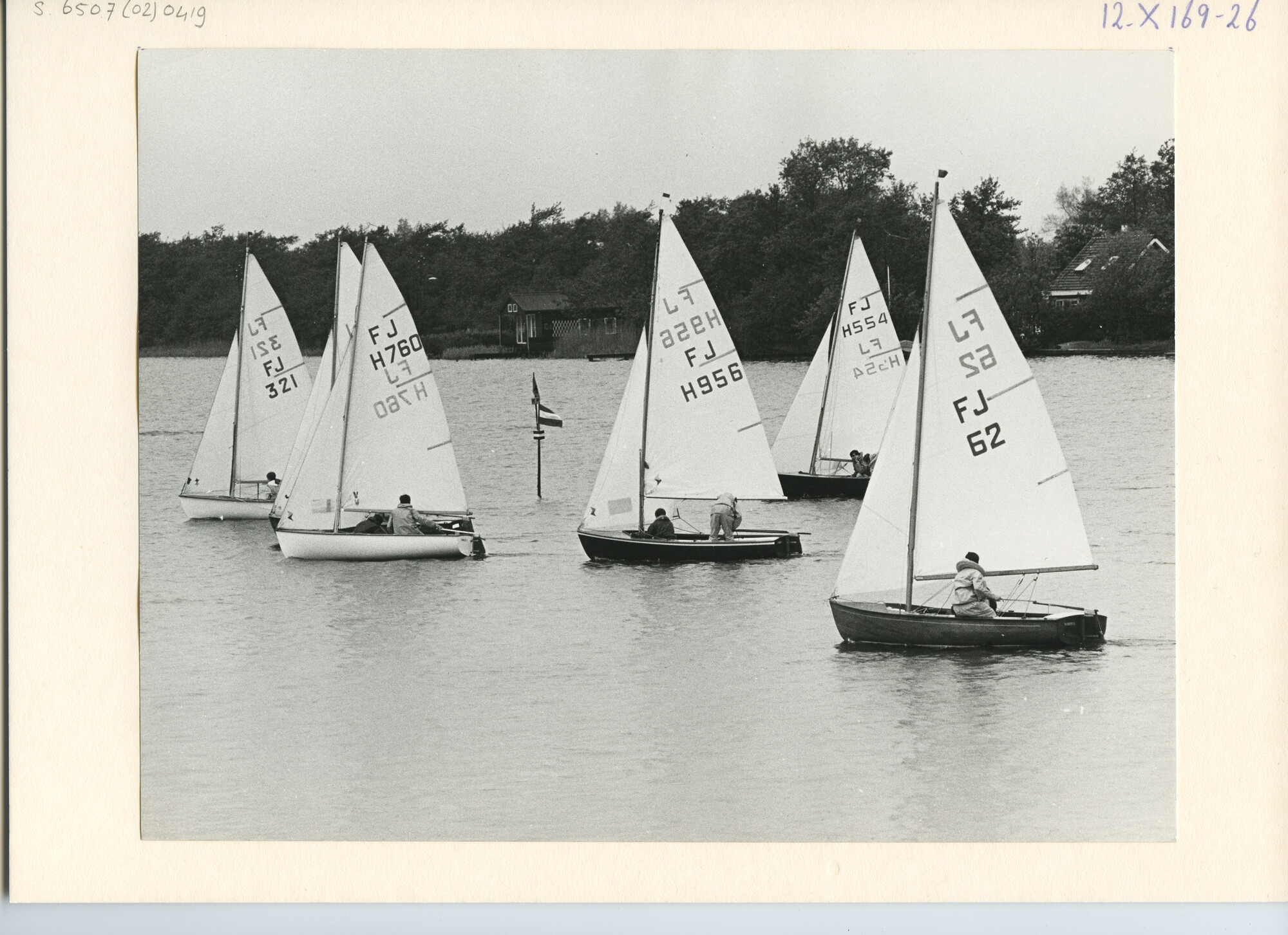 S.6507(02)0419.02; Zwart-wit foto van de Flying Junior-klasse tijdens de Goudse Zeilweek 1969; foto