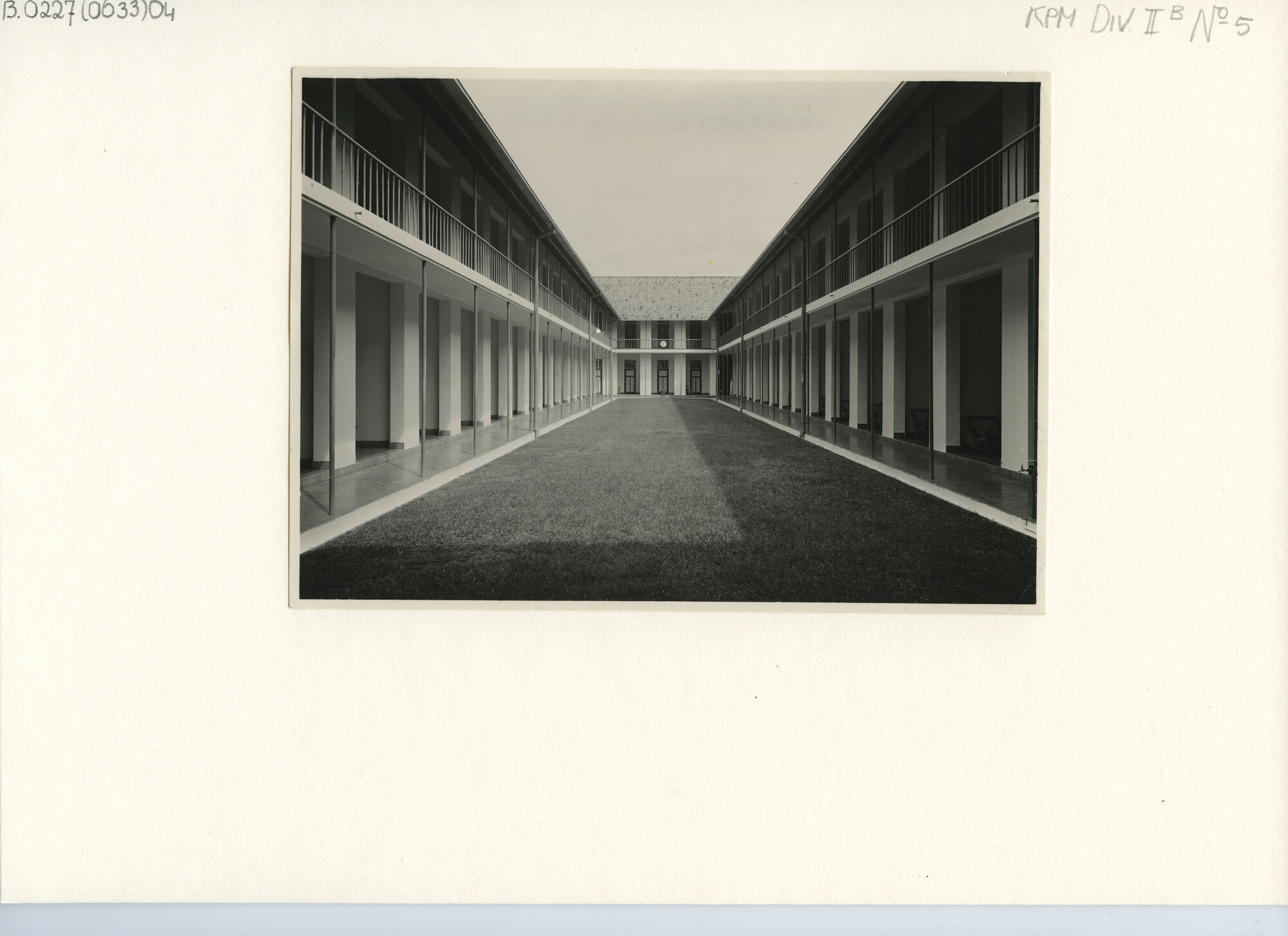 B.0227(0633)04; Foto van het logeergebouw van de KPM in Djakarta; foto