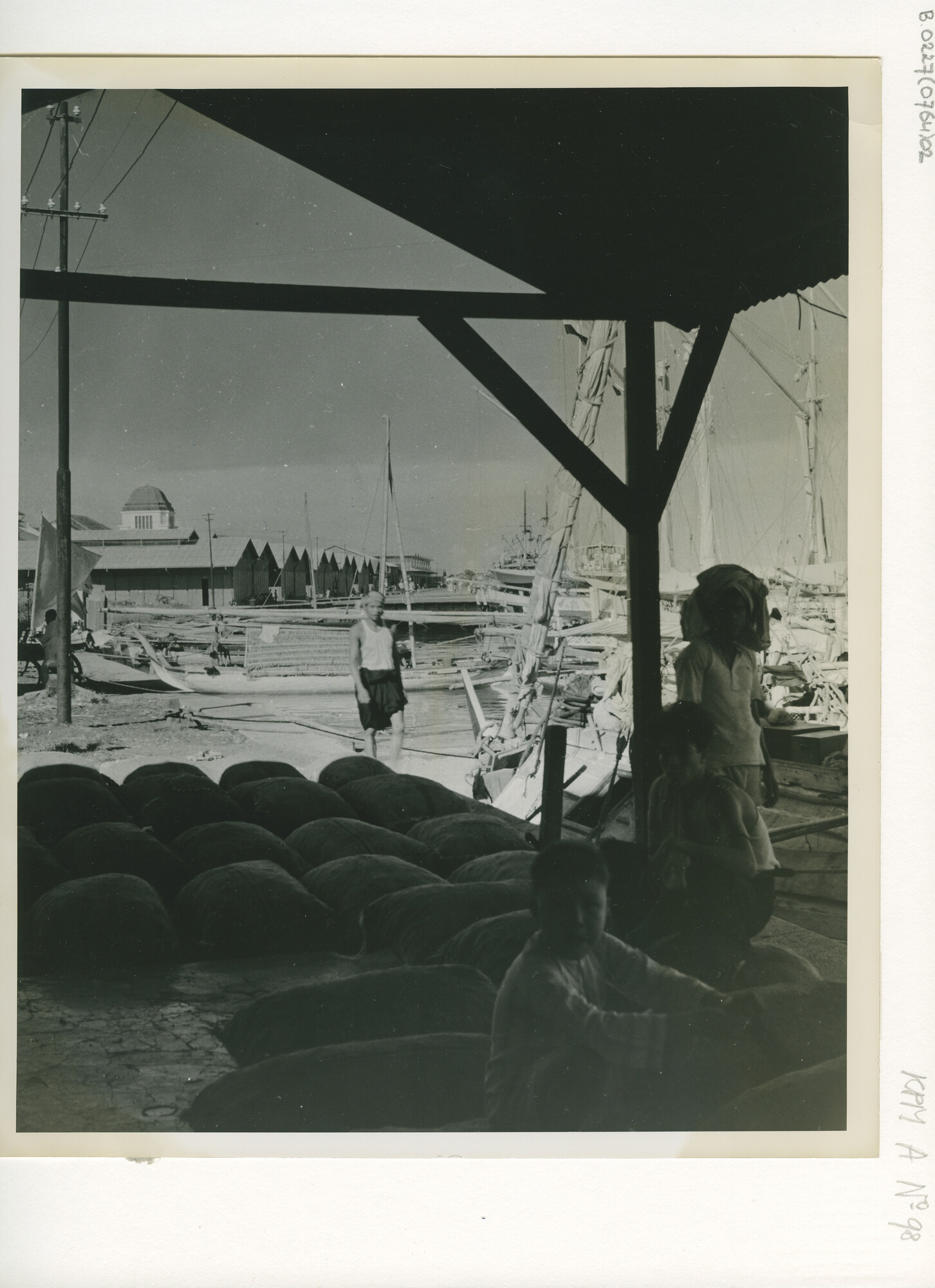 B.0227(0764)02; Overzicht van de Prauwenhaven te Makassar; foto