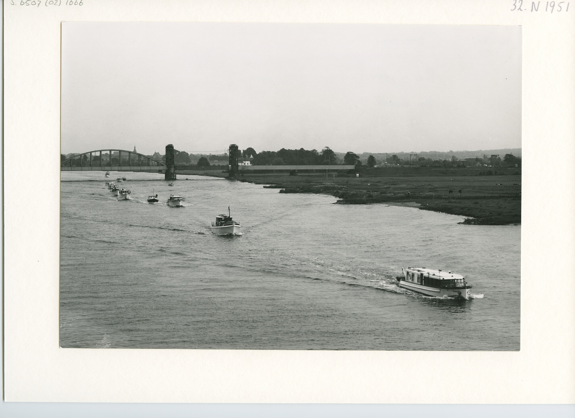 S.6507(02)1666.01; Zwart-wit foto van de deelnemers aan de Pavillon dOr 1960 op de Gelderse IJssel nabij Zwolle; foto