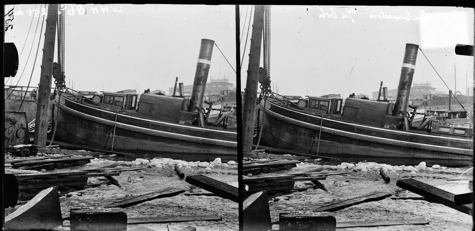 S.1156(06)129c; Stereonegatief van de stoomsleepboot Zes Gebroeders, gebouwd in 1882 op de werf van Meursing te Amsterdam voor J.P. Korthals Altes; negatief