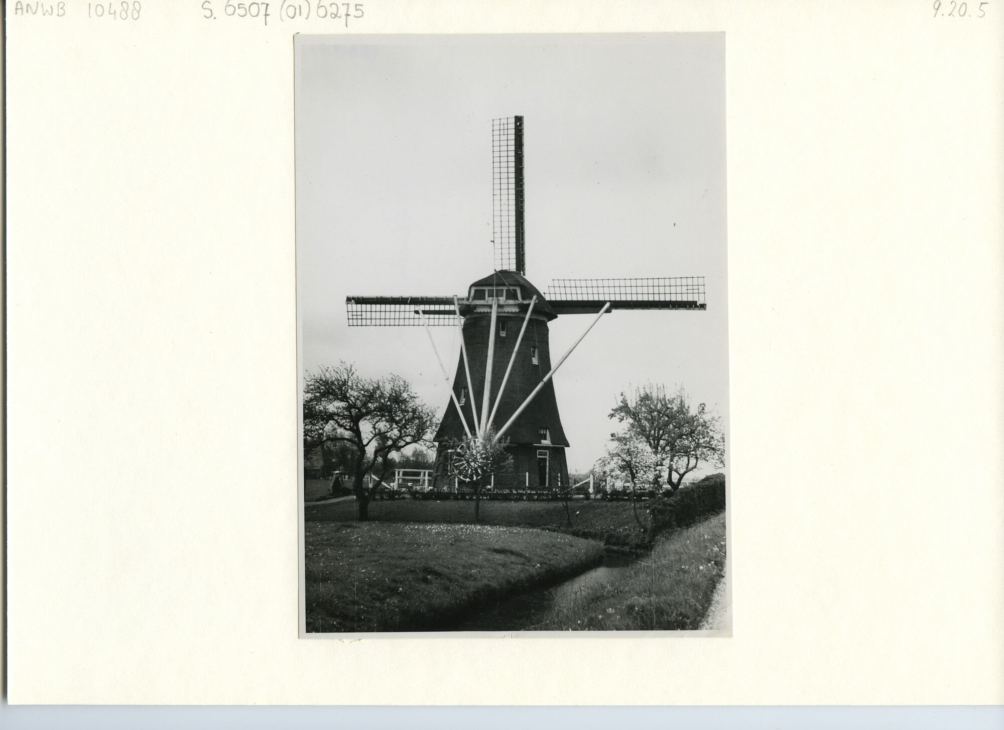 S.6507(01)6275; Foto van de Hoekermolen te Vreeland.; foto