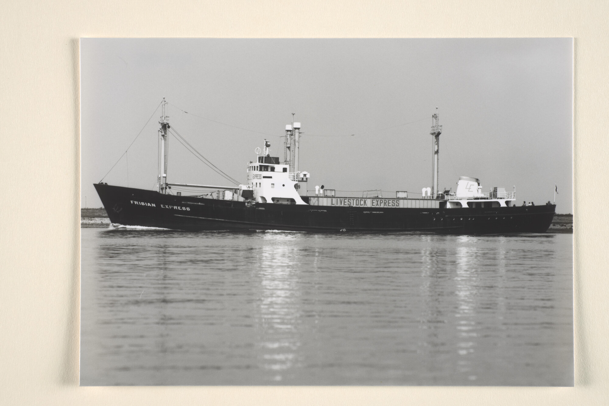 1995.5886; Het vrachtschip ms. Frisian Express (ex- Vliestroom) van Vroon & Co; foto