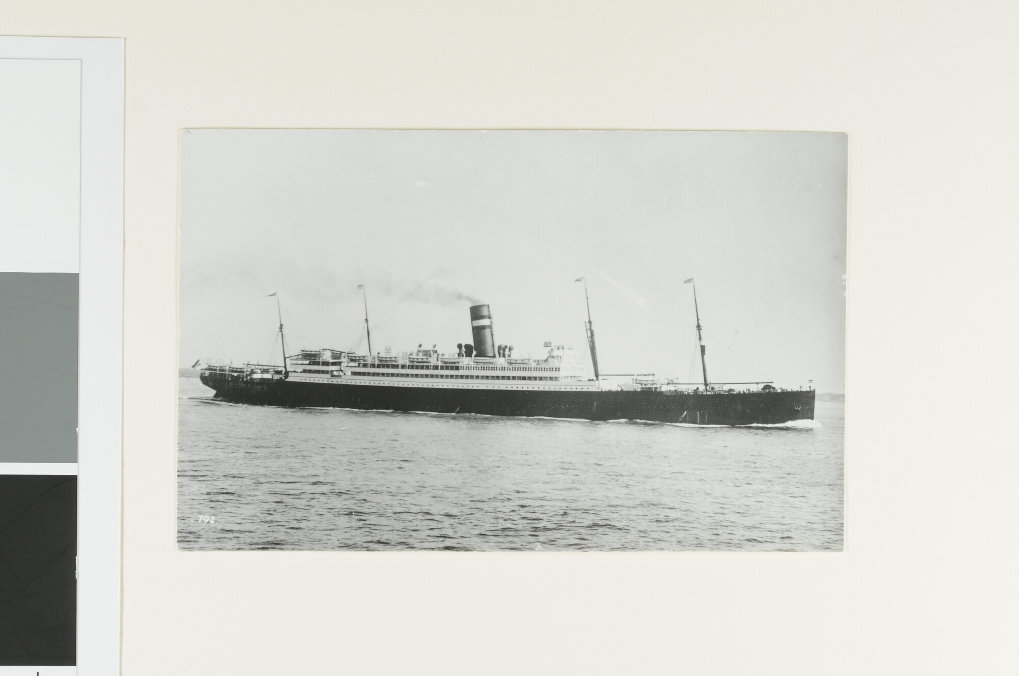 A.4744(16); Het passagiersschip ss. 'Nieuw Amsterdam' van de Holland-Amerika Lijn op zee; foto