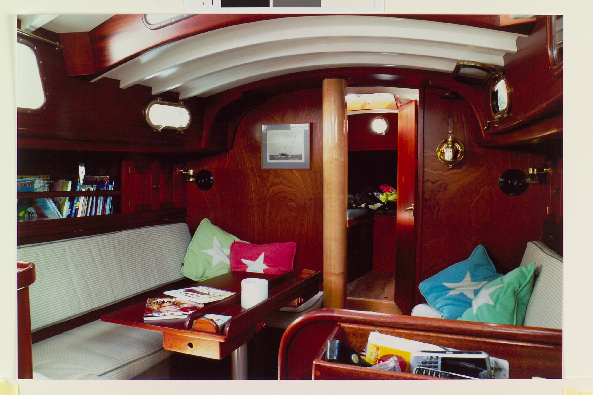 2008.0090; Interieur van de kajuit van het zeiljacht 'Noordvaarder'; foto