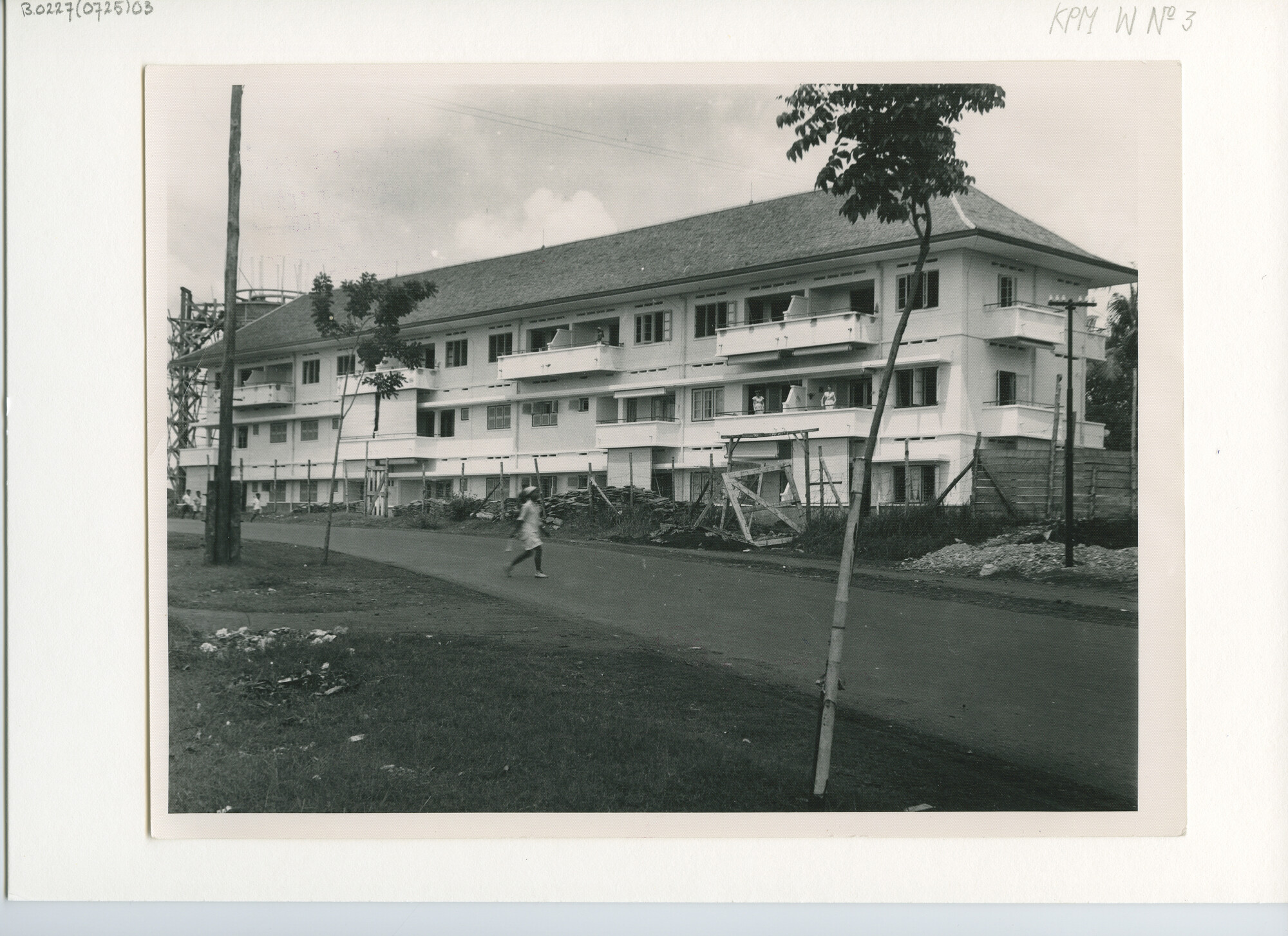 B.0227(0725)03; Foto van de bouw van het flatgebouw van de KPM; foto