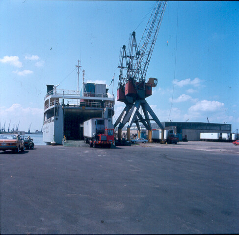 S.9100(8866); Dia van het Ro-Ro schip 'Abha' uit Willemstad (Nederlandse Antillen); diapositief