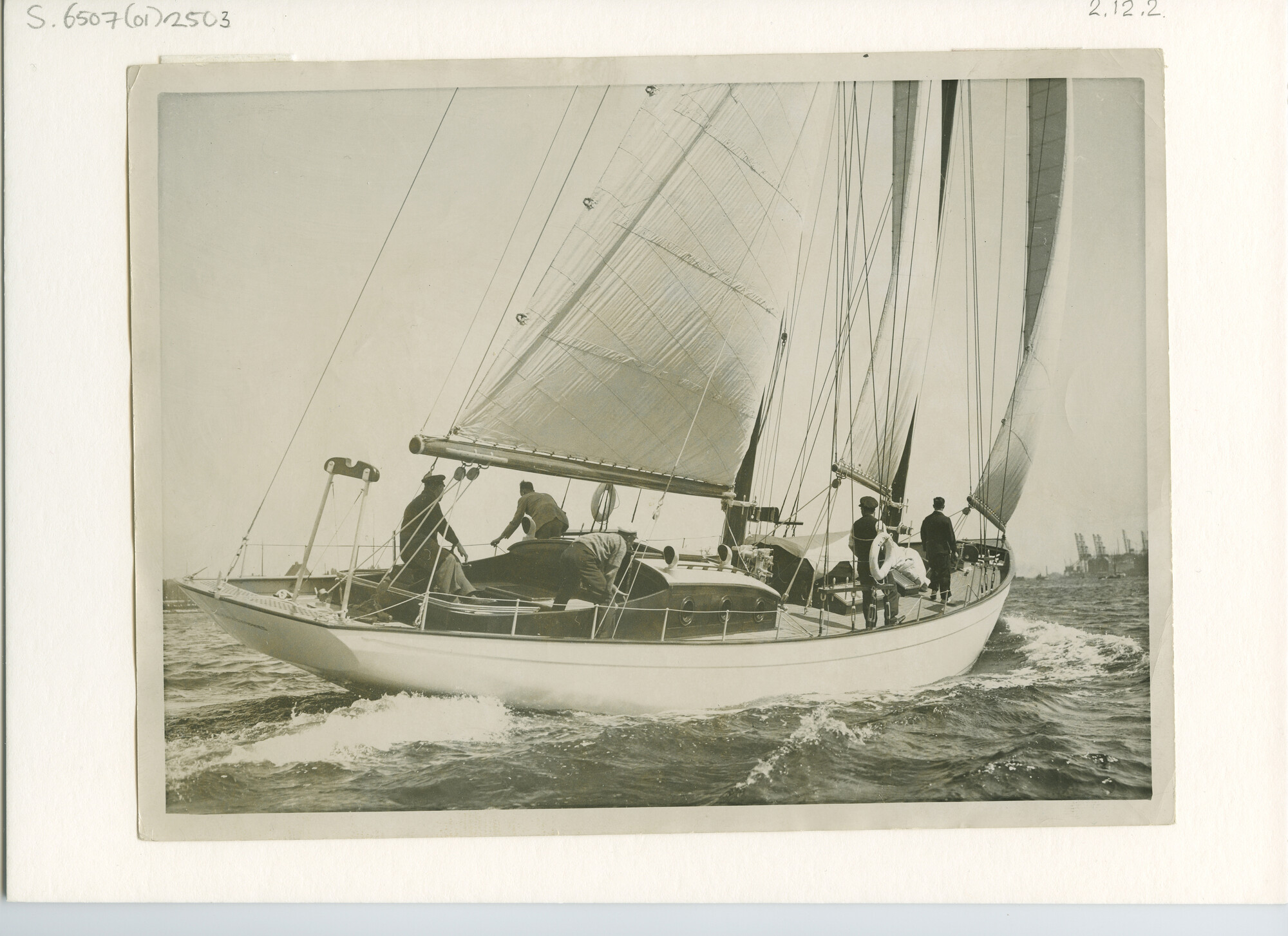 S.6507(01)2503; Het schoenerjacht Six Christophes hoog aan de wind op ruim water; foto