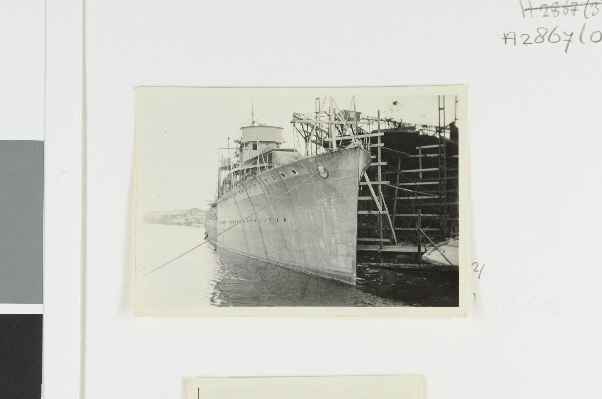 A.2867(03)012; De torpedobootjager Hr.Ms. 'Kortenaer' afgemeerd in de haven van Rotterdam; fotoreportage