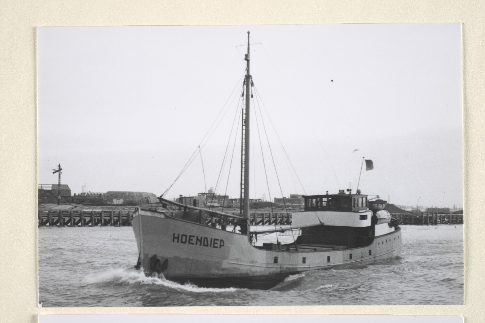 1996.2229; Fotos van de coaster ms. Hoendiep (ex- Hendrika) van J. Wiedema uit [...]; fotoreportage