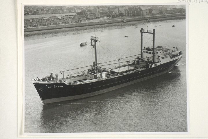 S.5219(12)0343; Foto's van het Ierse vrachtschip ms. 'City of Cork' gebouwd op de langshelling van de ASM bakboordaanzicht; fotoreportage