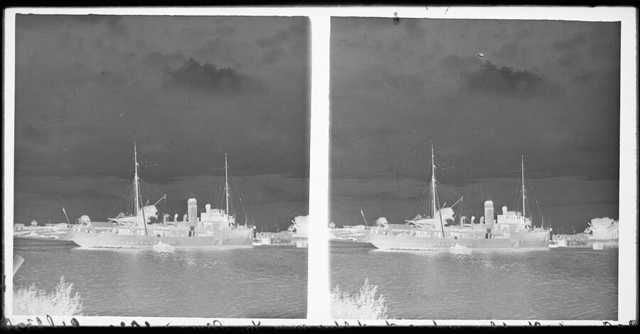 S.1108(001); Zwart-wit negatief genomen op de reis van Hr. Ms. Nautilus naar Jan Mayen; stereonegatief