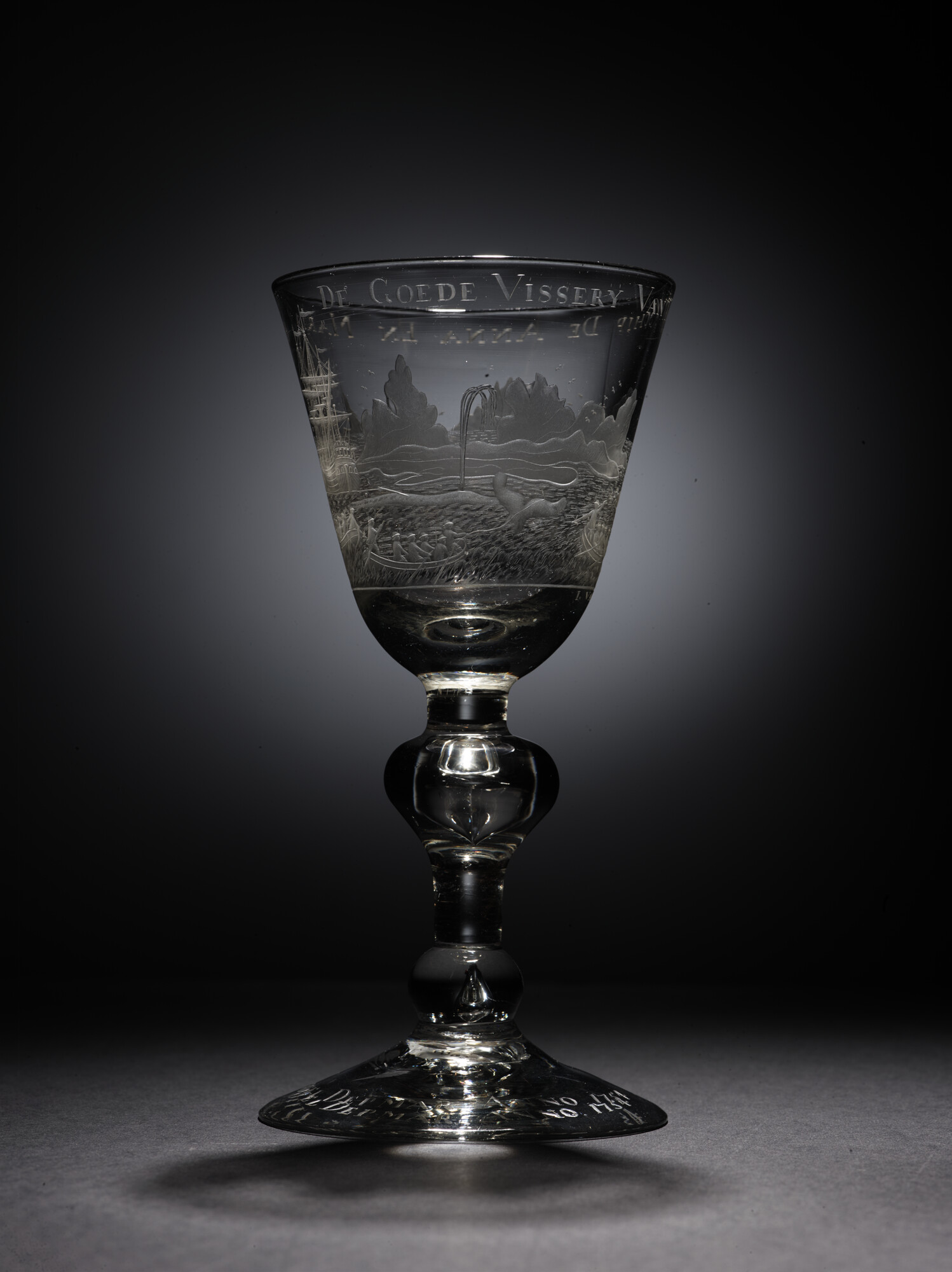 2020.0003; Bokaal met radgravure van een voorstelling van de walvisvaart en opschrift 'De goede visserij van 't schip de Anna en Maria'; drinkglas