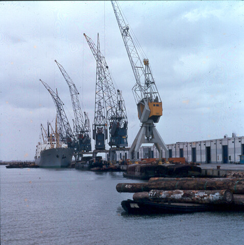 S.9100(3940); Dia van Pakhoed aan de Hornhaven te Amsterdam met schip aan de kade; diapositief