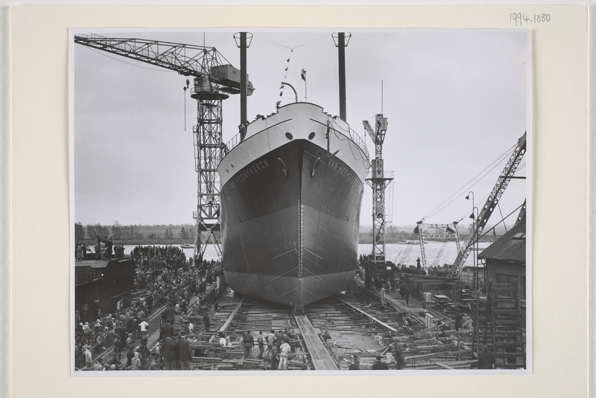 1994.1830; Foto's van de tewaterlating van ms. 'Van Heemskerck' van de KPM bij de Scheepswerf 'De Merwede' NV; fotoreportage