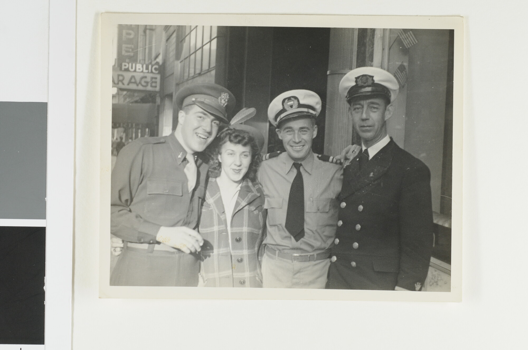 S.5548(077); Radio-telegrafist J.D. van Schoten (rechts) in gezelschap van drie andere [...]; foto
