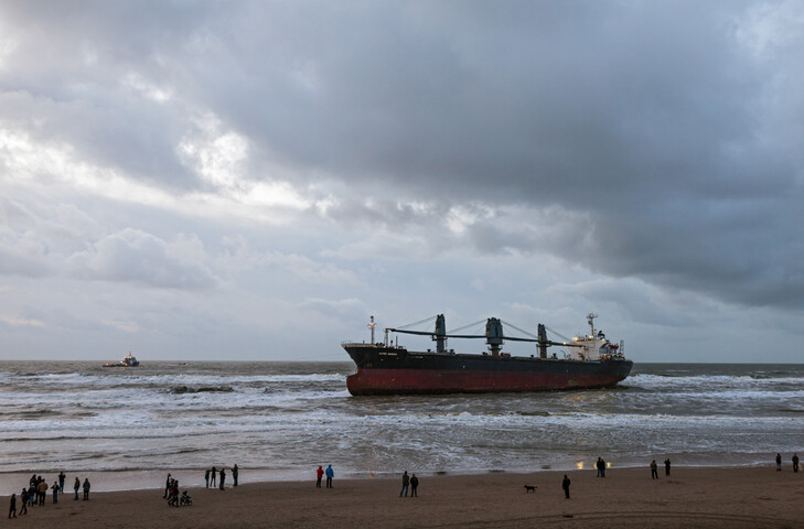 2012.1777; Digitale foto van de op 20 januari 2012 gestrande bulkcarrier 'Aztec Maiden' op het strand bij Wijk aan Zee; digitaal bestand