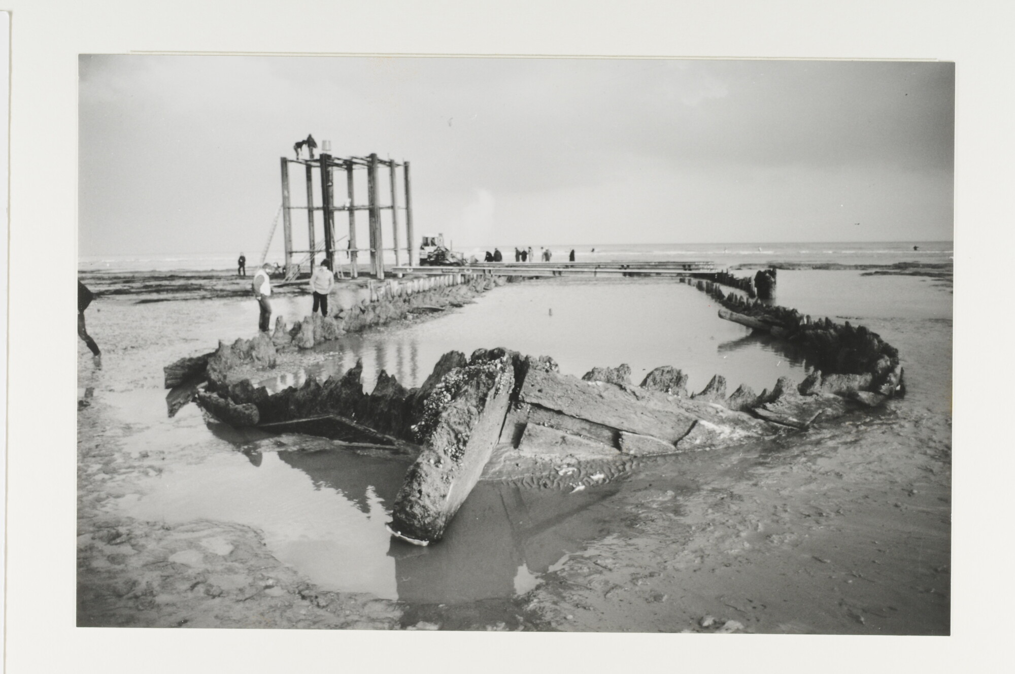 1993.1064; Het wrak van het VOC-schip 'Amsterdam' op de kust van Hastings; foto