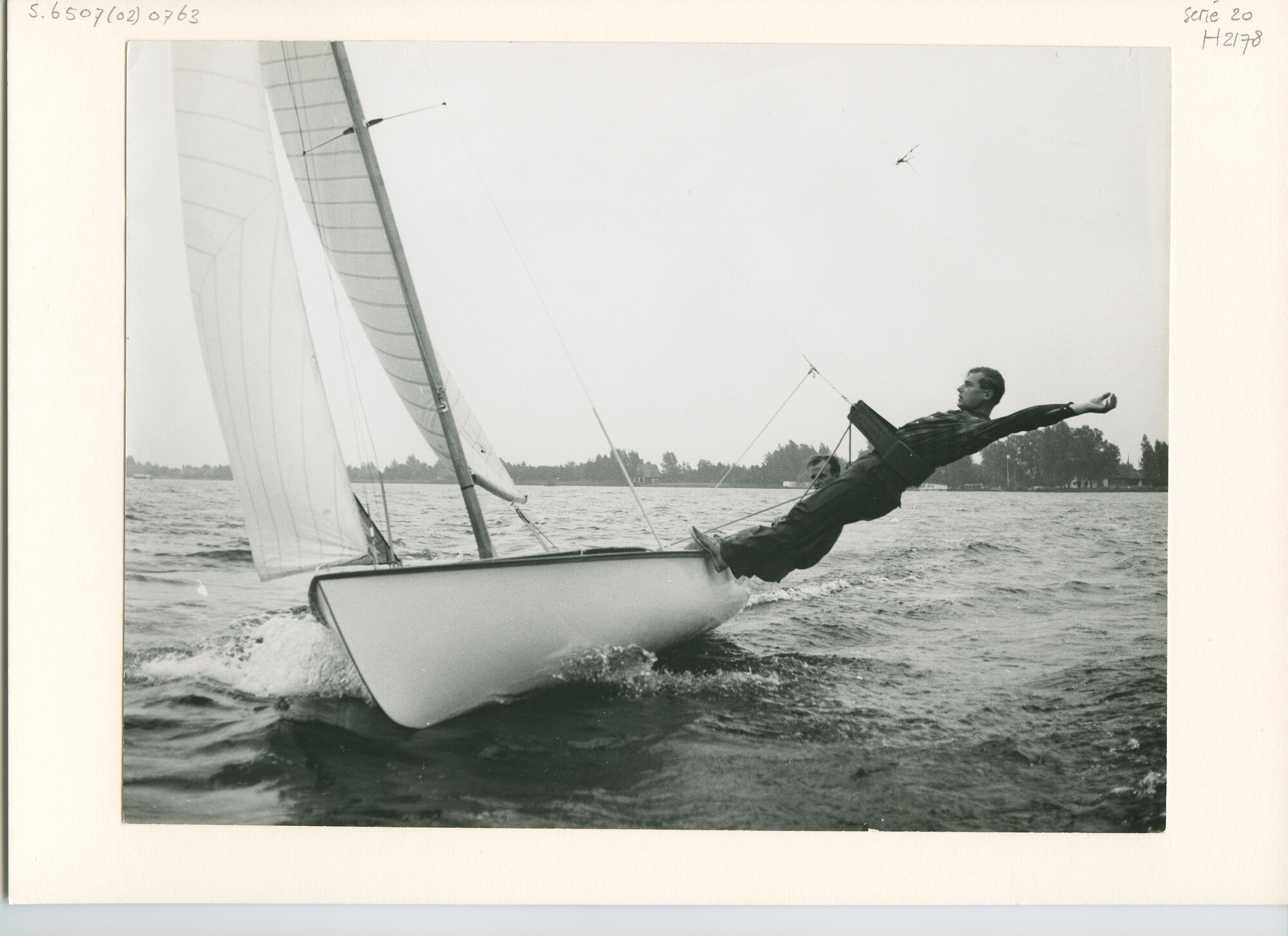 S.6507(02)0763.01; Zwart-wit foto van de innovatie van het toepassen van de trapeze (zweefrek) in de FD-klasse; foto