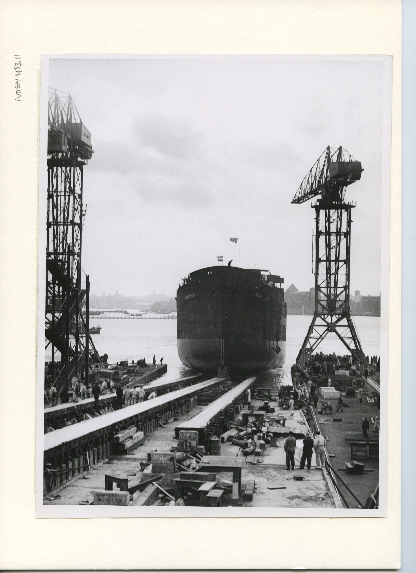 S.5444(2383)5; Foto van de tewaterlating van de tanker ss. Khasiella en de receptie; foto