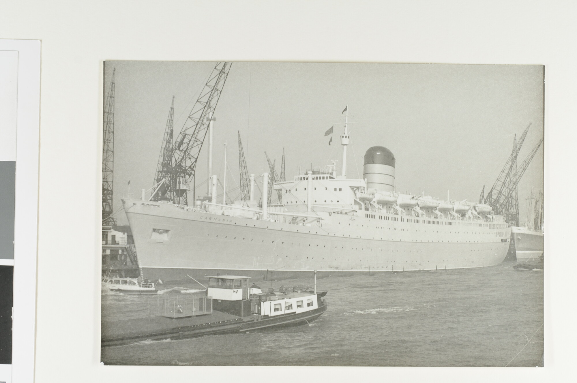 S.6408(1112); Het Britse passagiersschip ms. Carmania van de Cunard Line ligt afgemeerd [...]; foto