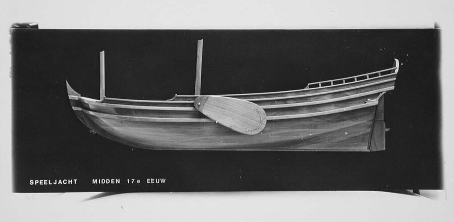 S.4511(01); Halfmodel van een speeljacht; scheepsmodel