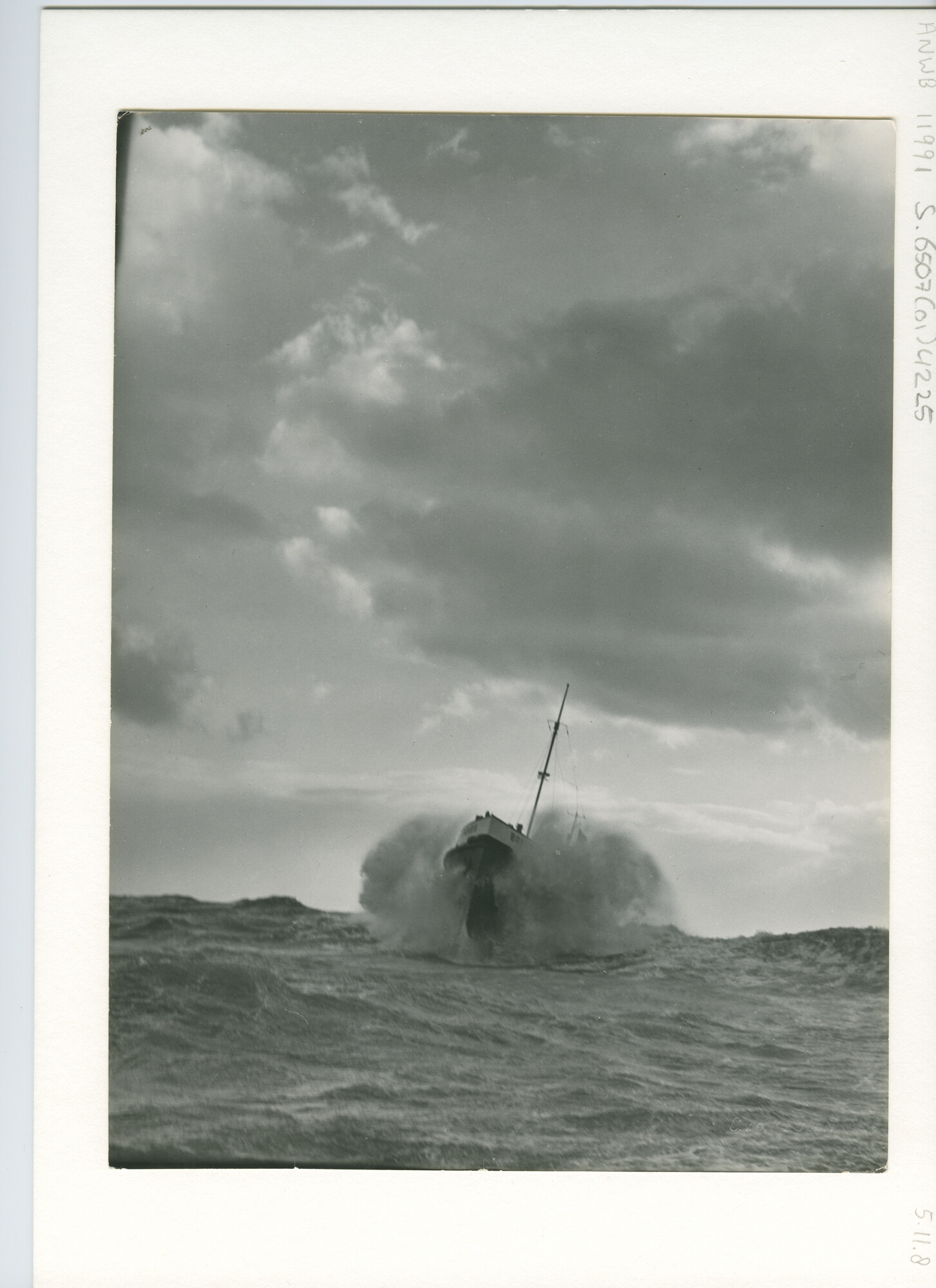 S.6507(01)4225; Foto van de motorreddingboot Brandaris van de KNZHRM staion Terschelling varend op zee; foto