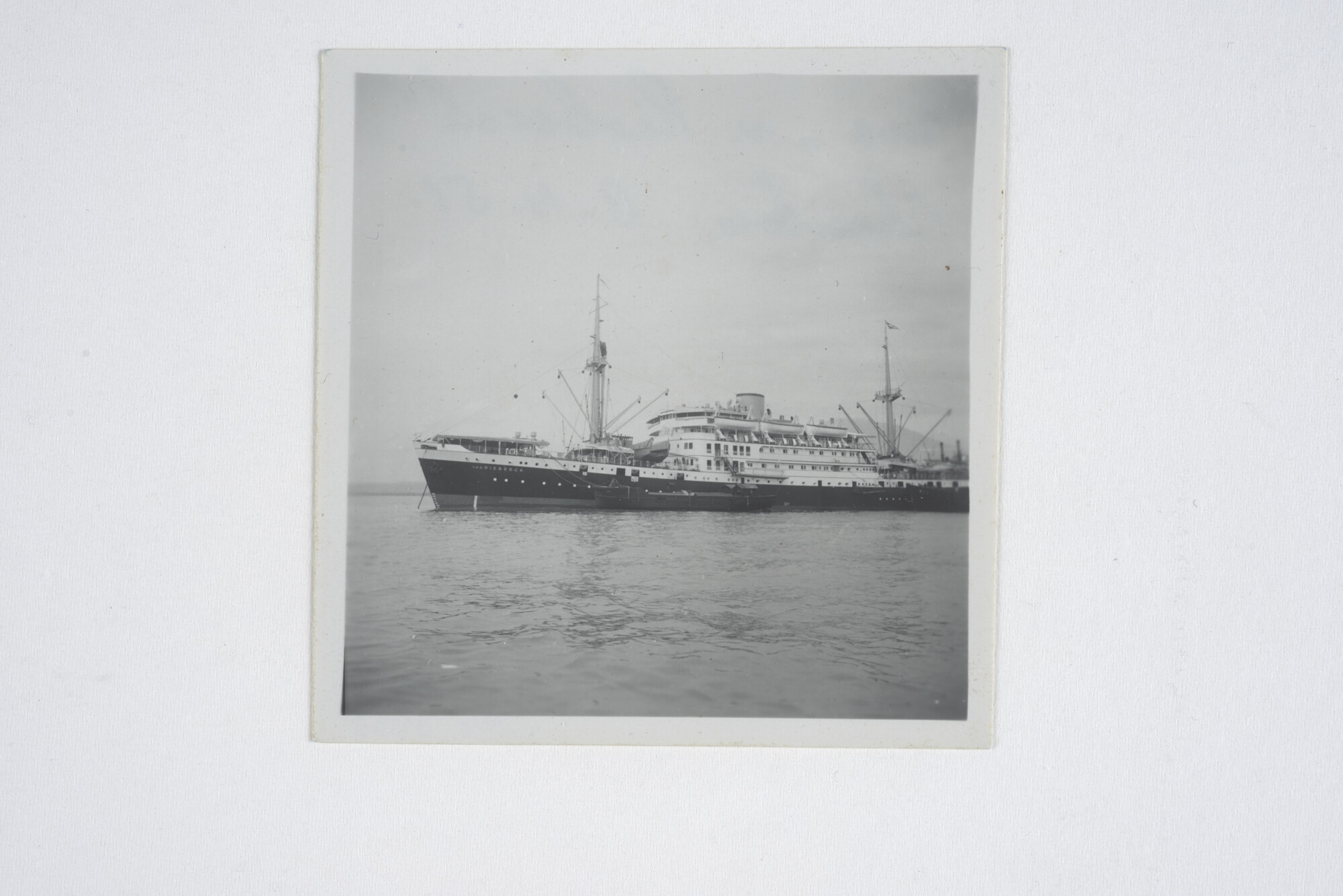 2014.0465; Zwart-wit foto van ms. Van Riebeeck in de haven van Cheribon; foto
