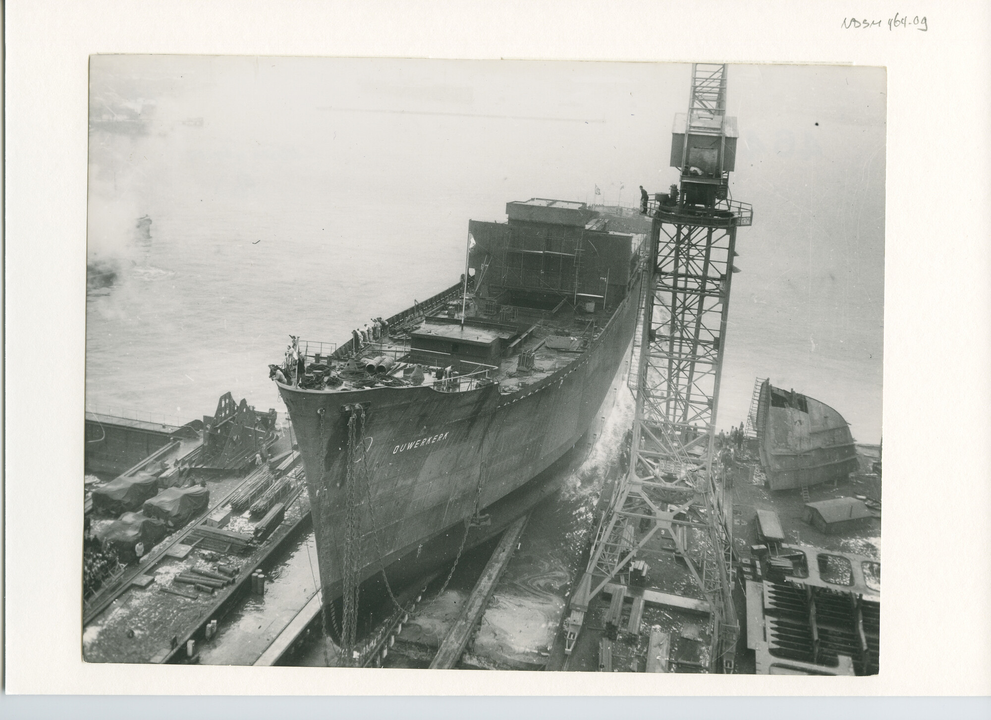 S.5444(2562)3; Foto van de tewaterlating van het vrachtschip ms. Ouwerkerk; foto