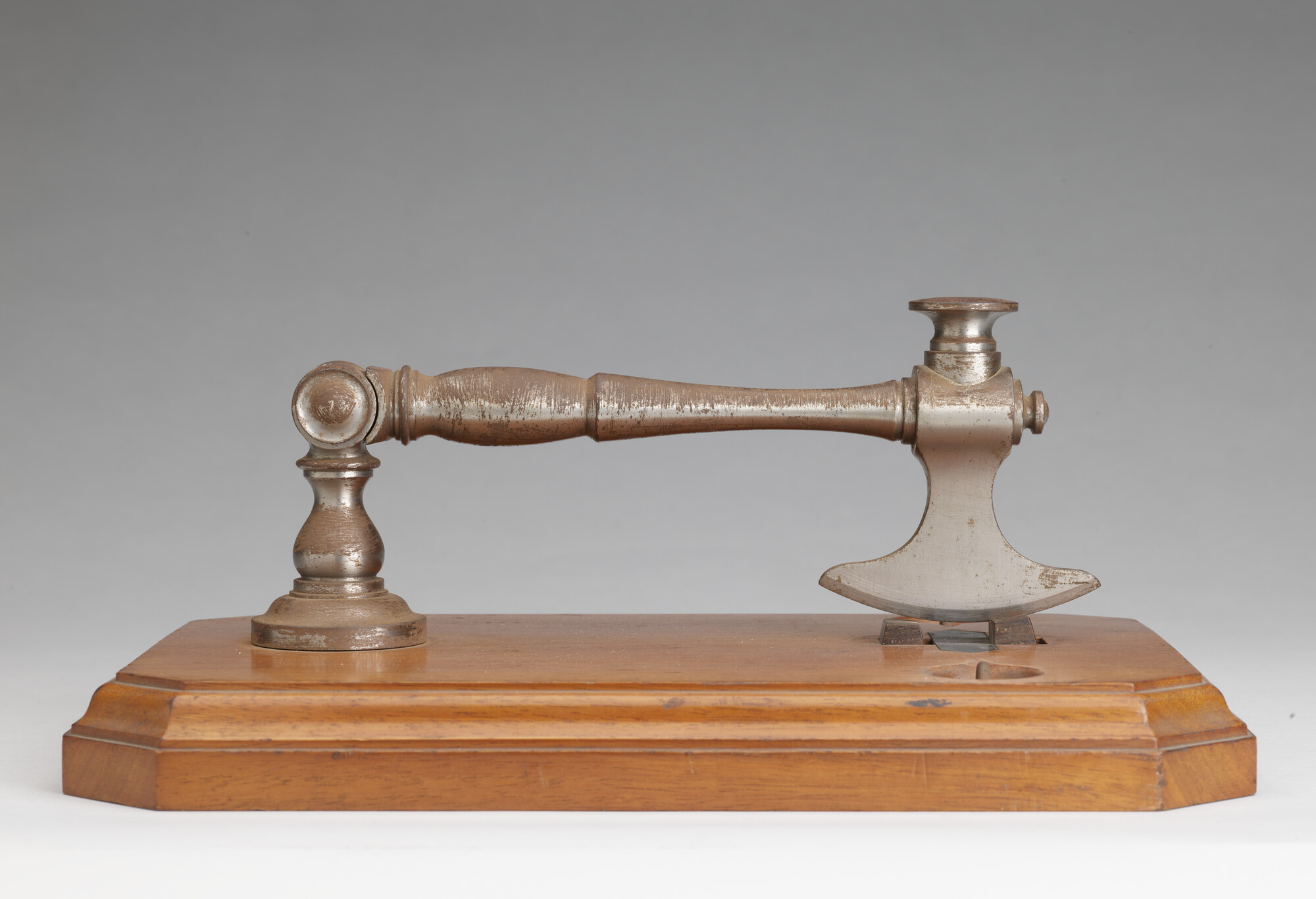 S.0049(08); Herdenkingsbijl, gebruikt bij het tewaterlaten van schepen te Amsterdam; bijl