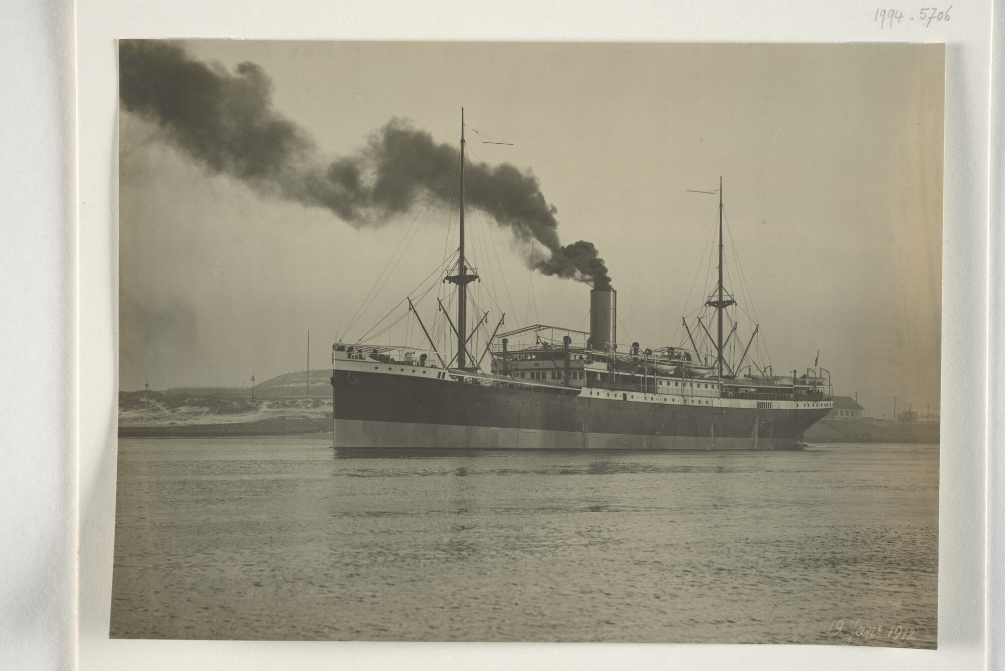 1994.5706; Het ss. Van Cloon van de KPM bij het vertrek uit Ijmuiden; foto