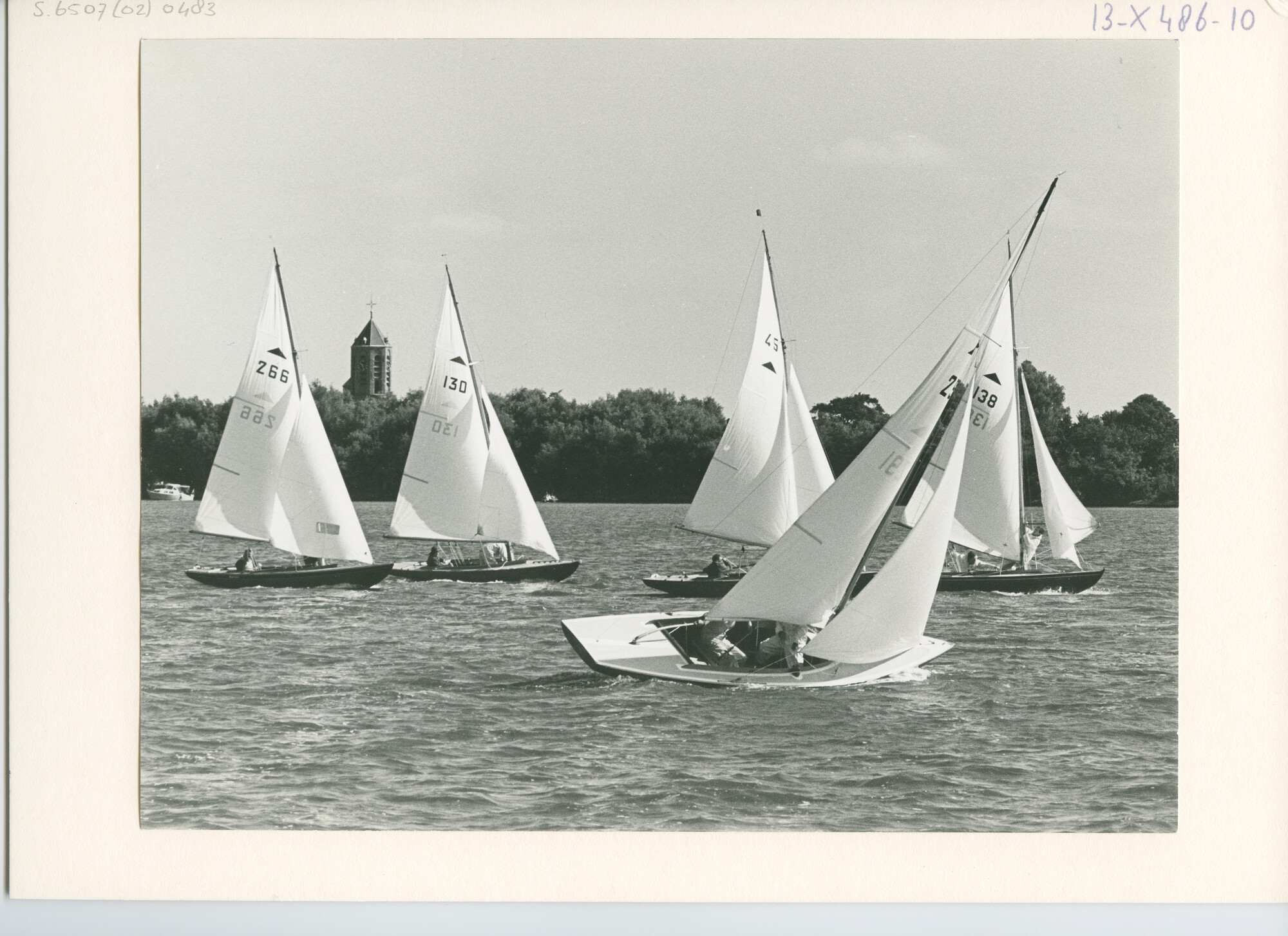 S.6507(02)0483.04; Zwart-wit foto van het Nederlands Kampioenschap Pampus 1969 op het Braassemermeer; foto