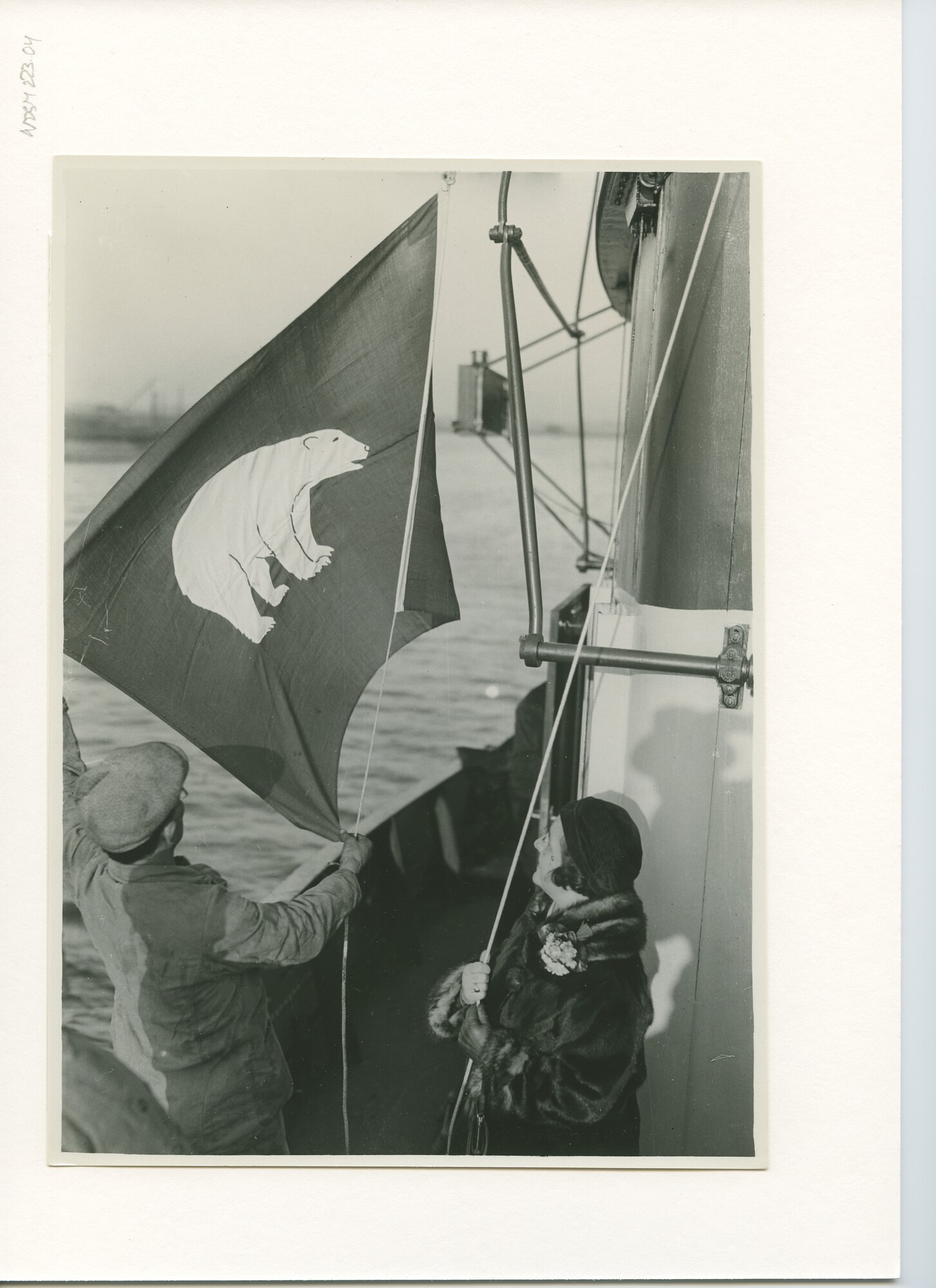 S.5444(0988)3; Foto van de overdracht van de ijsbreker IJsbeer door de NSM; foto