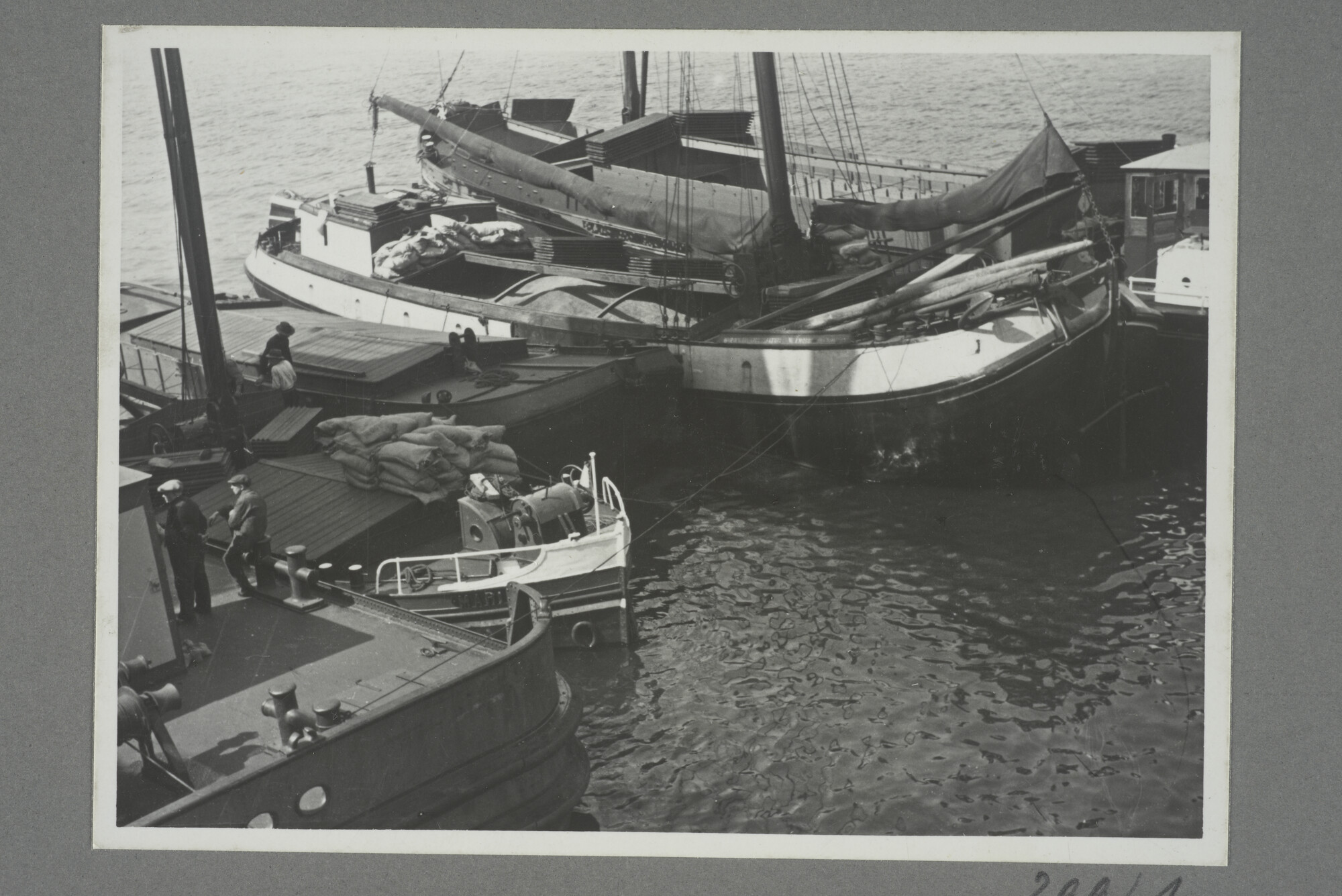 1998.2177; Omslag/ album met een grote hoeveelheid proeffoto's gemaakt door mw. A.M. Wolff-Koller in opdracht van de Gemeente Handelsinrichtingen in Amsterdam; omslag