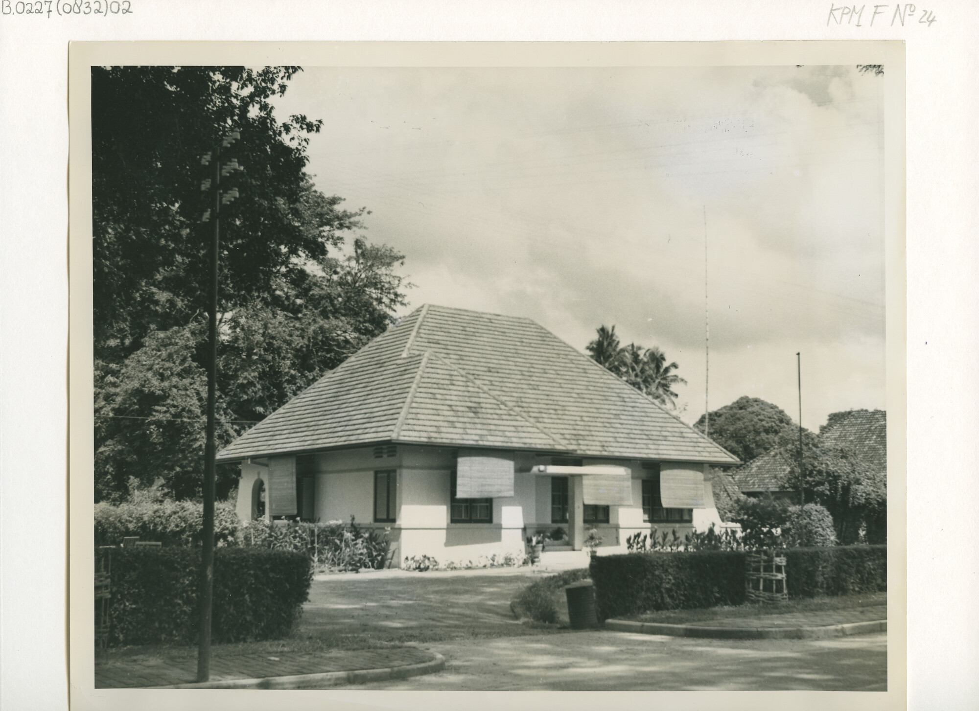 B.0227(0832)02; Een woonhuis en een gebouw te Medan; foto