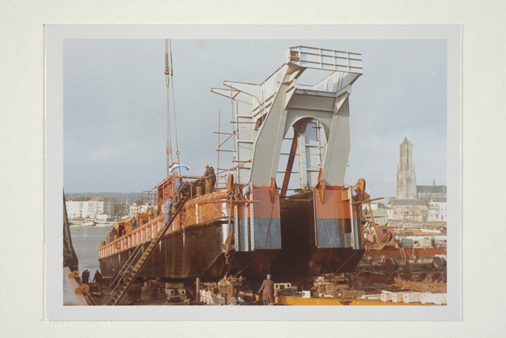 S.5219(12)0435; Kleurenfoto's van de tewaterlating van de emmerbaggermolen 'Ajax' vanaf de langshelling van de ASM: De stapelloop [...]; fotoreportage